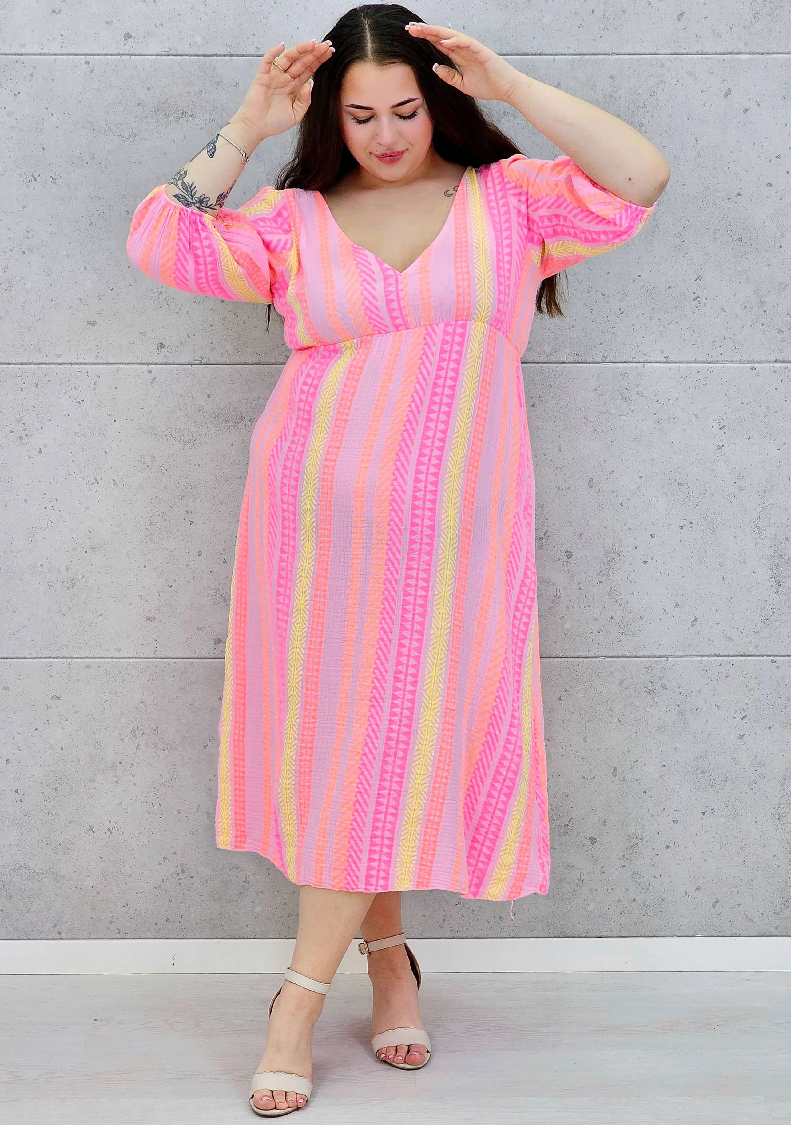 Sukienka midi plus size z głębokim dekoltem i kolorowym wzorem Stylowa XL