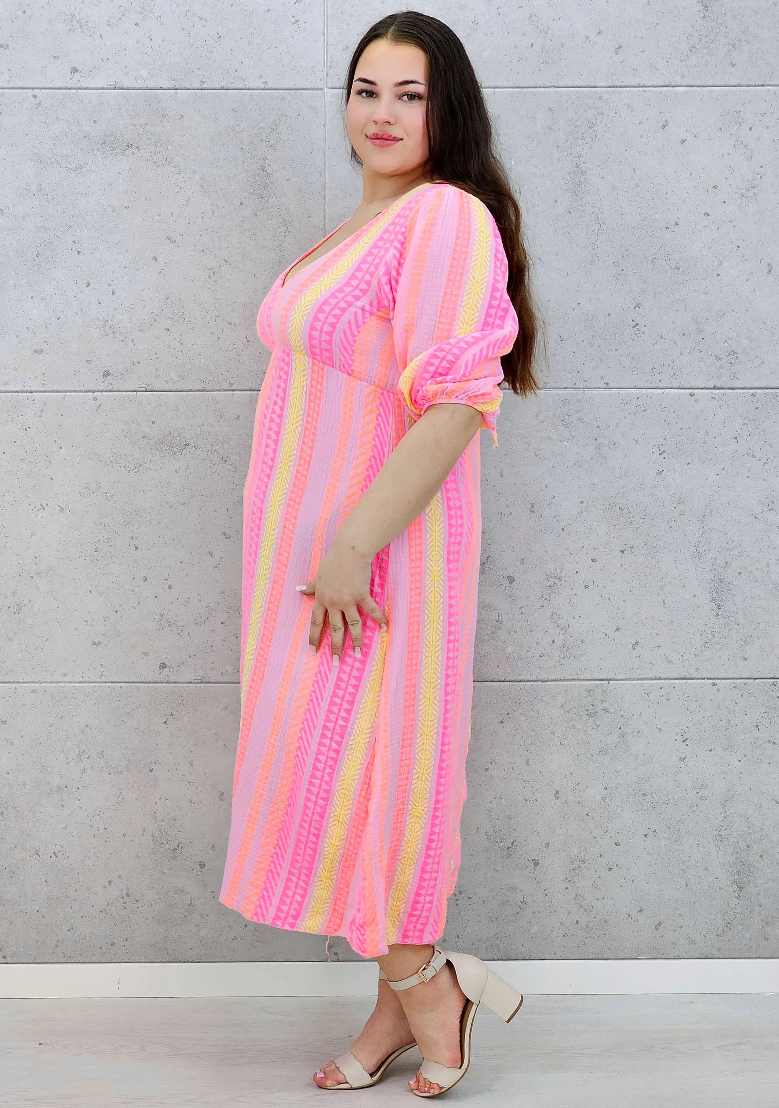 Sukienka midi plus size z głębokim dekoltem i kolorowym wzorem Stylowa XL