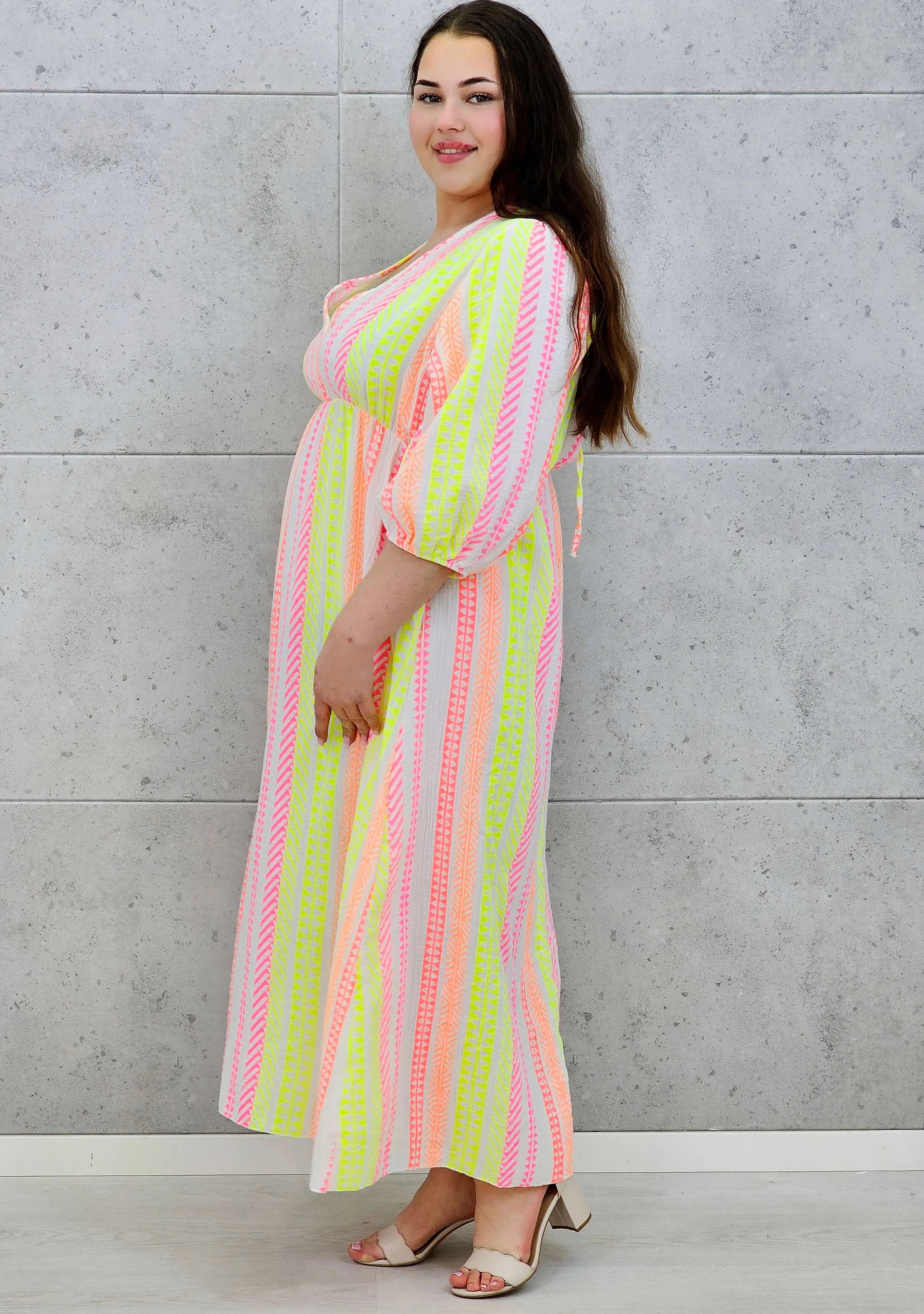 Sukienka midi plus size z głębokim dekoltem i kolorowym wzorem Stylowa XL