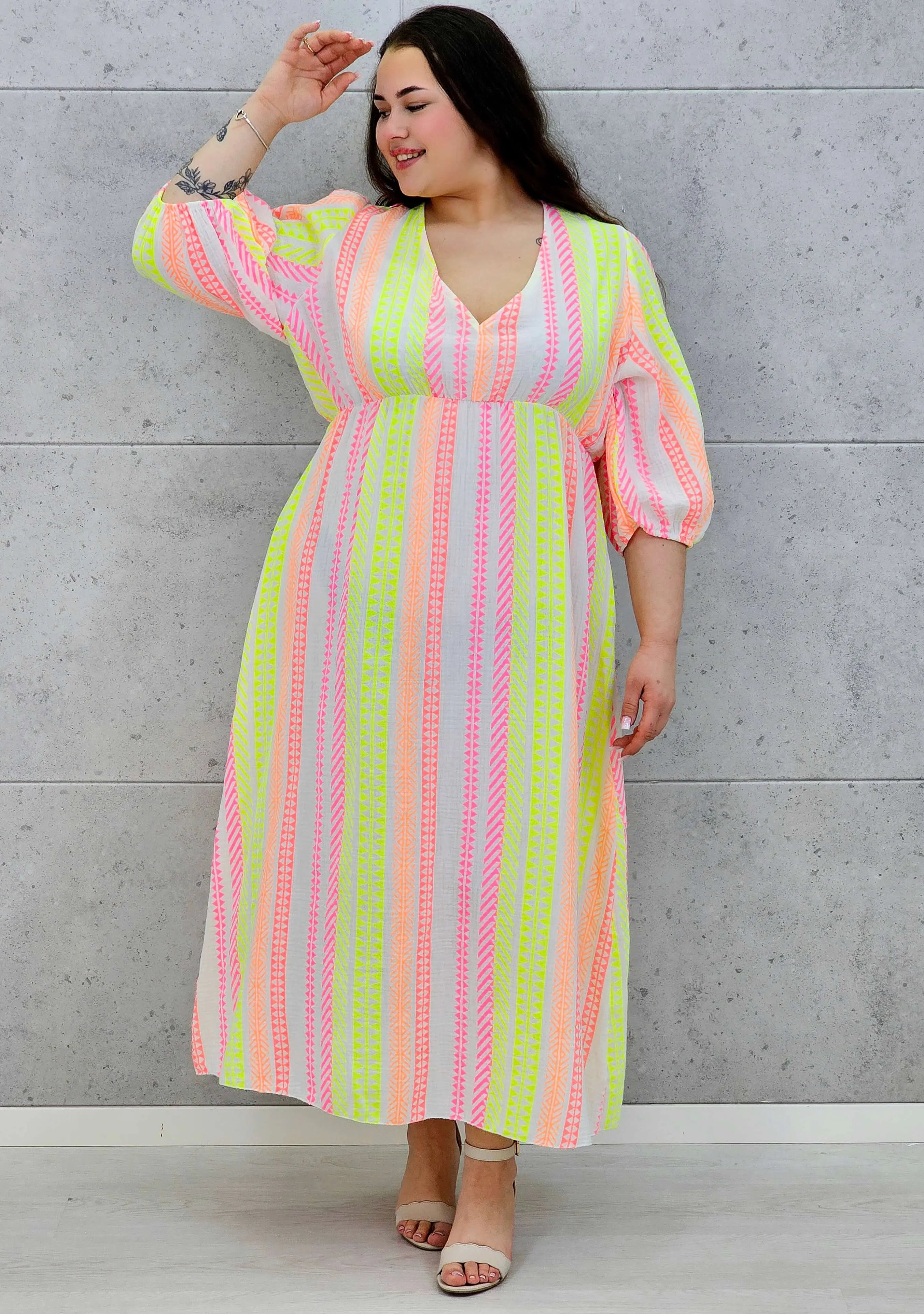 Sukienka midi plus size z głębokim dekoltem i kolorowym wzorem Stylowa XL