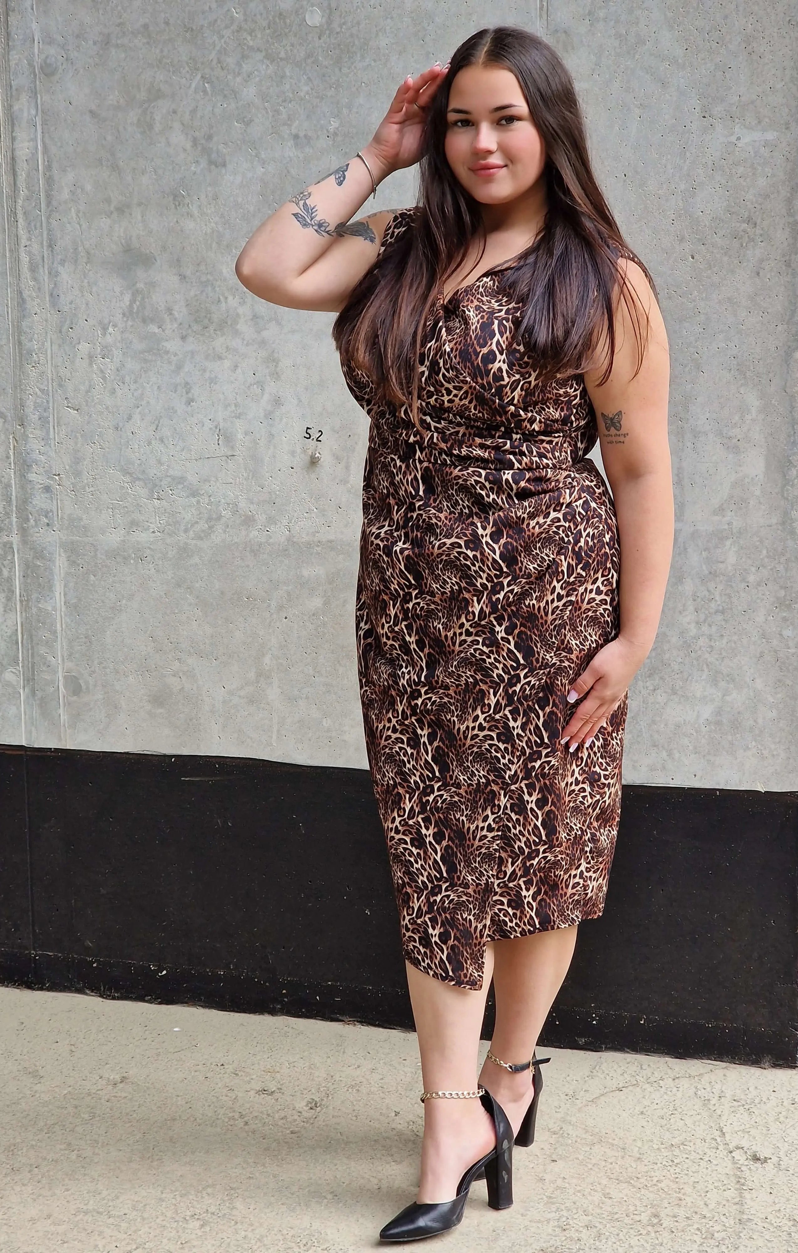 Sukienka midi w zwierzęce wzory Stylowa XL