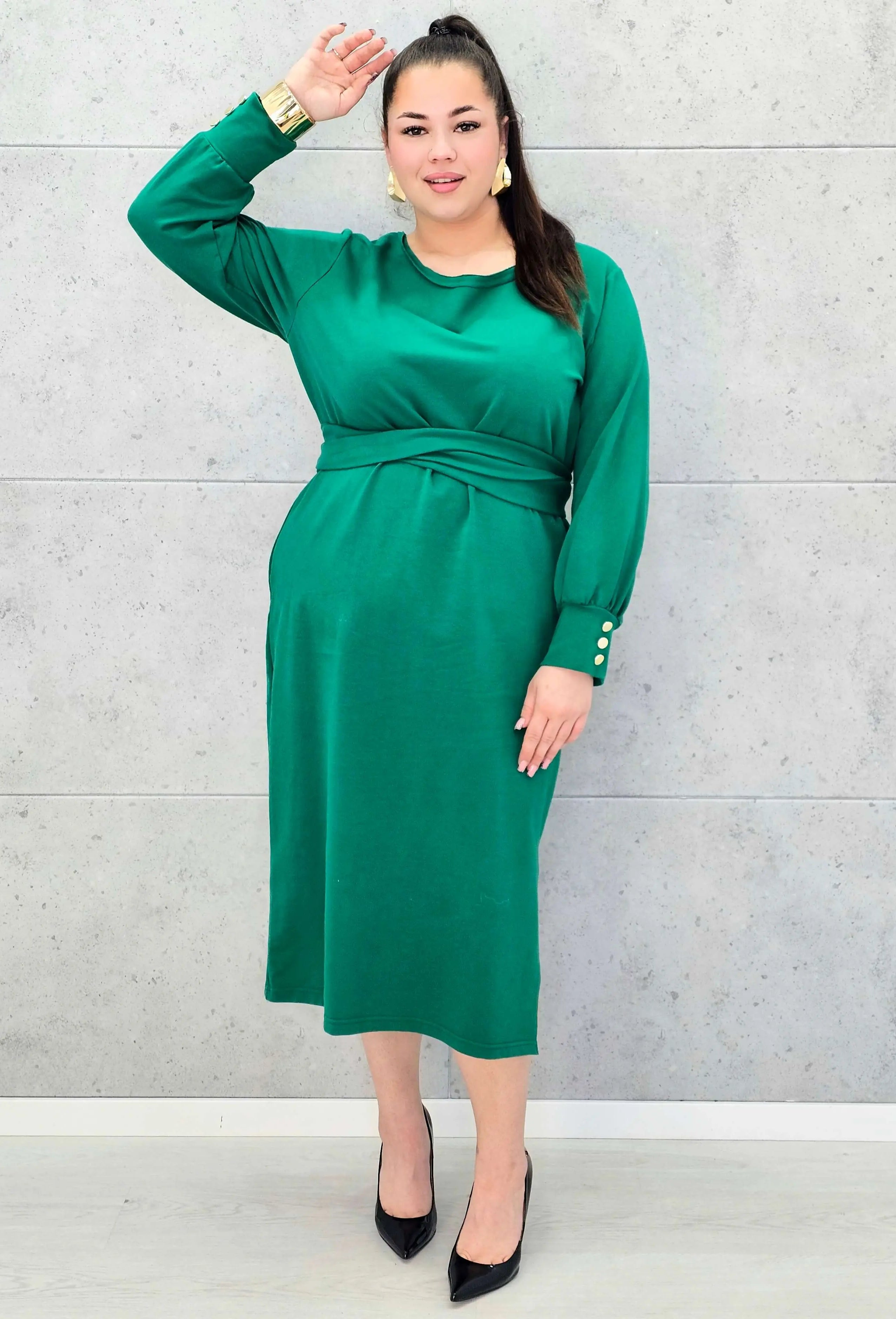 Sukienka midi z paskiem i eleganckimi rękawami – moda plus size. Stylowa XL