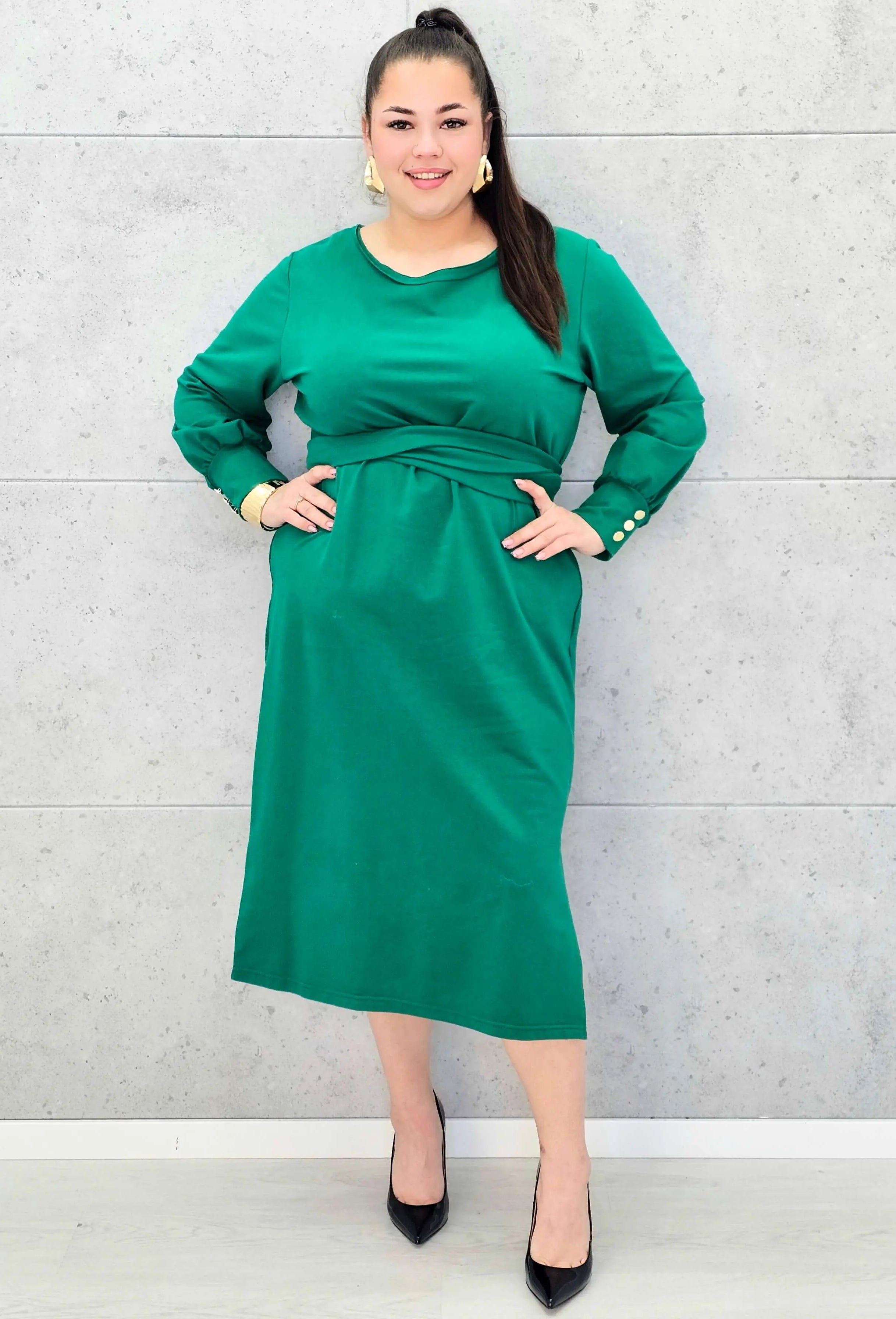 Sukienka midi z paskiem i eleganckimi rękawami – moda plus size. Stylowa XL