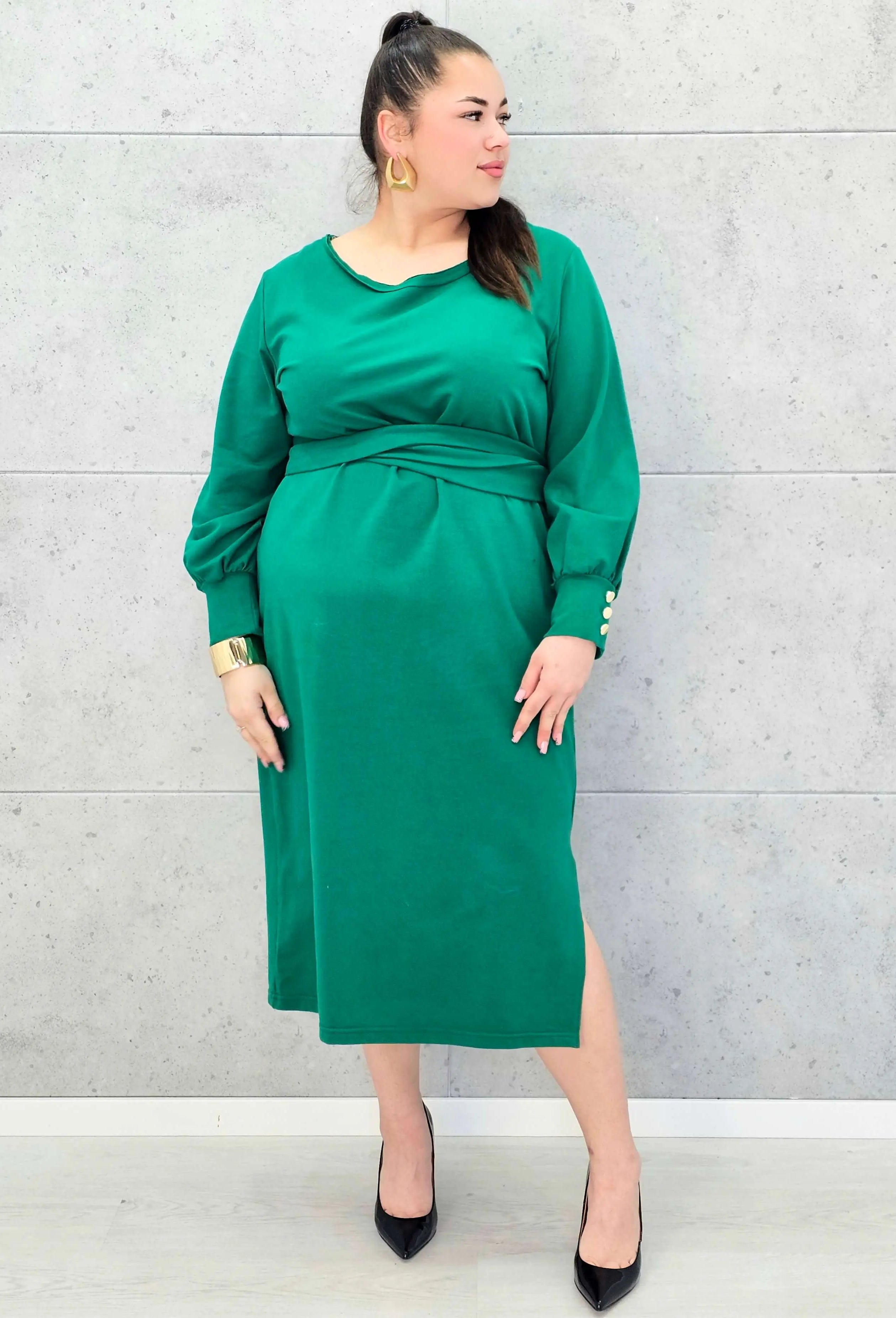 Sukienka midi z paskiem i eleganckimi rękawami – moda plus size. Stylowa XL