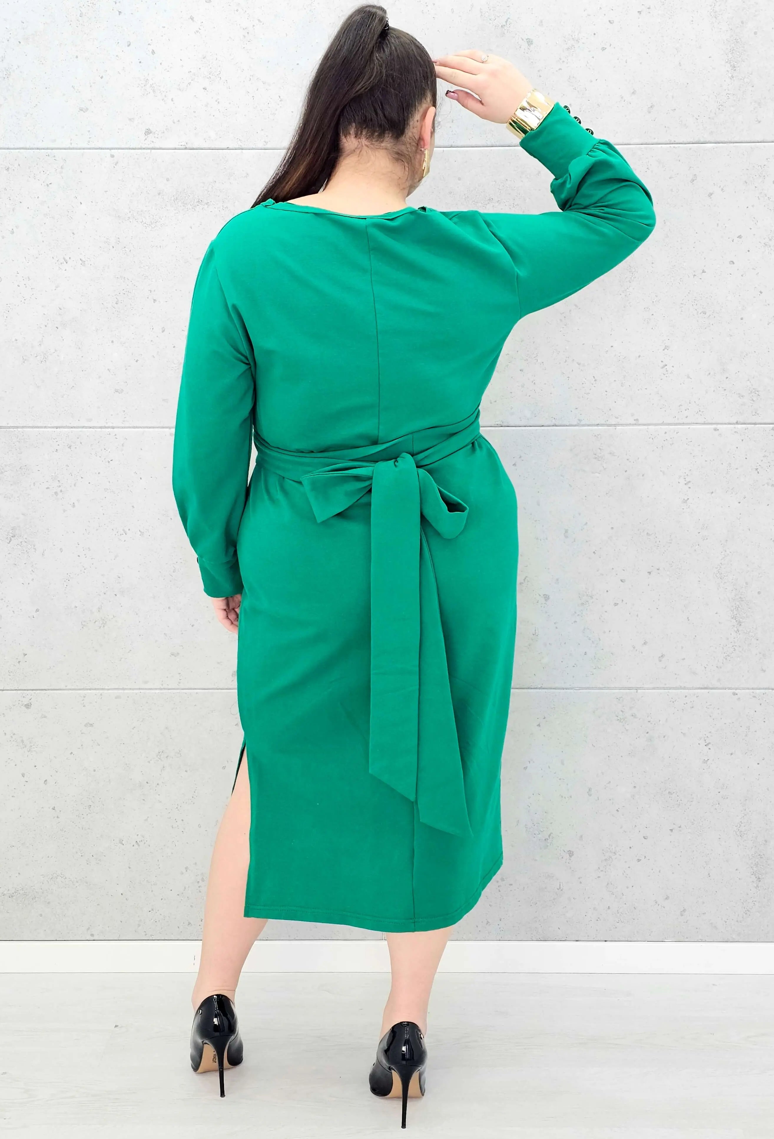 Sukienka midi z paskiem i eleganckimi rękawami – moda plus size. Stylowa XL