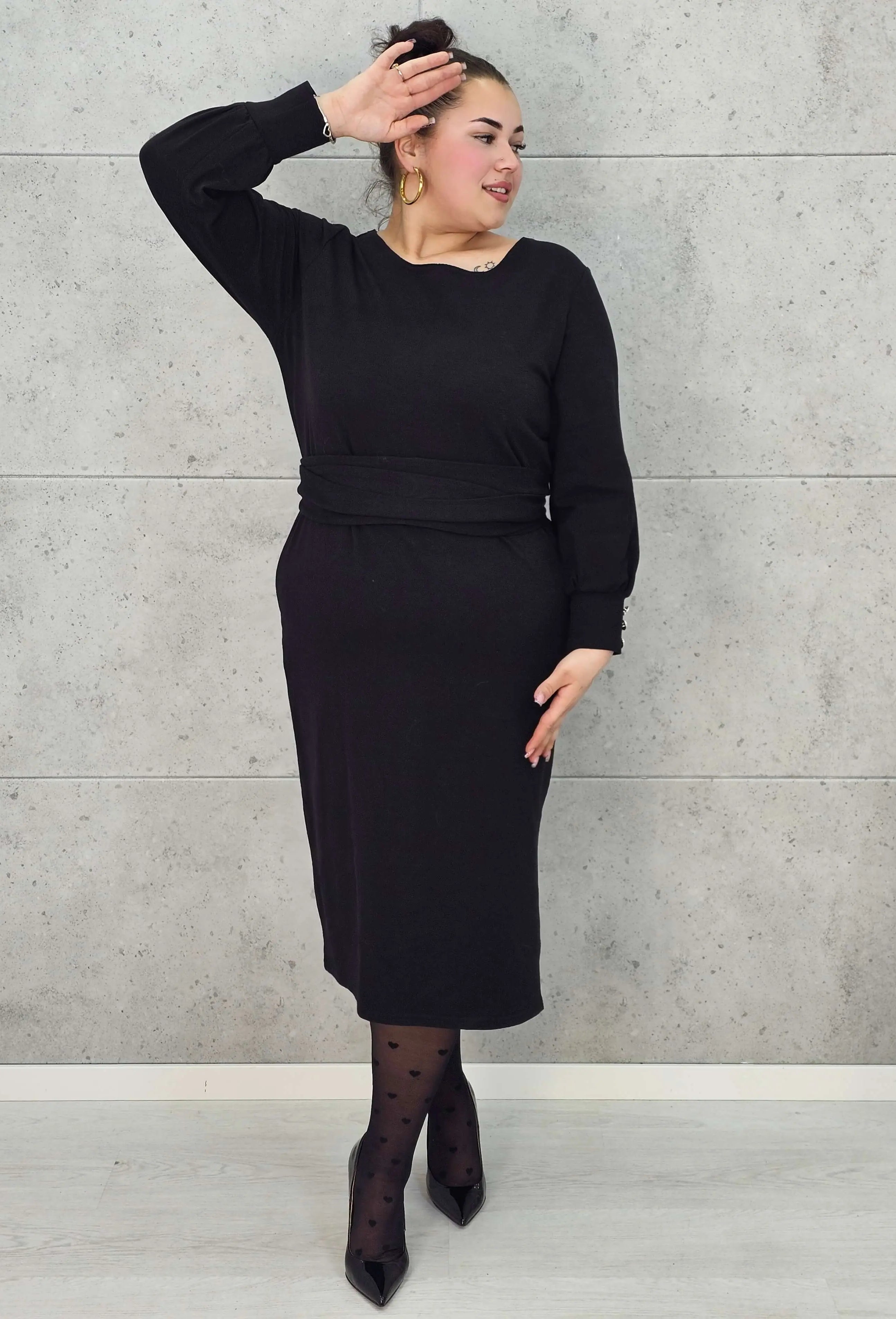 Sukienka midi z paskiem i eleganckimi rękawami – moda plus size. Stylowa XL