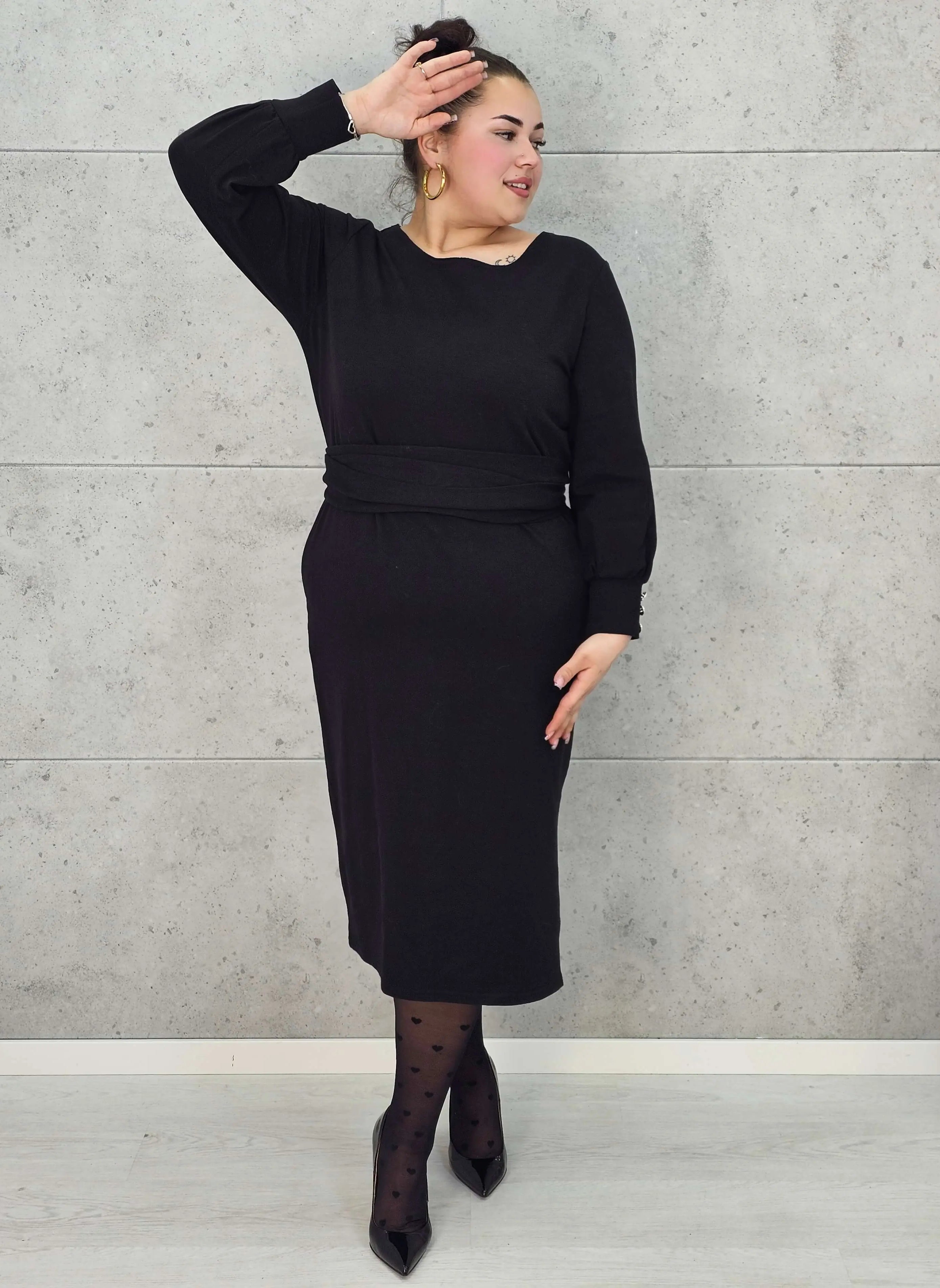 Sukienka midi z paskiem i eleganckimi rękawami – moda plus size. Stylowa XL