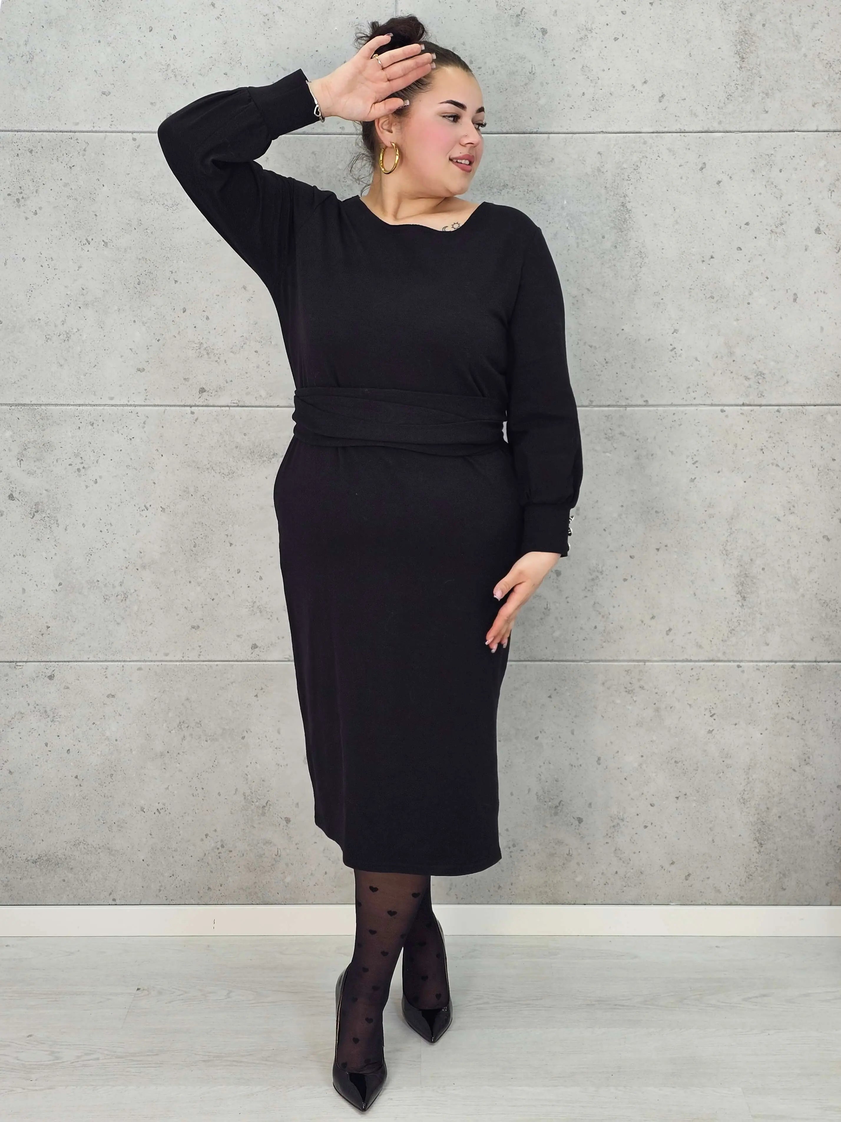 Sukienka midi z paskiem i eleganckimi rękawami – moda plus size. Stylowa XL