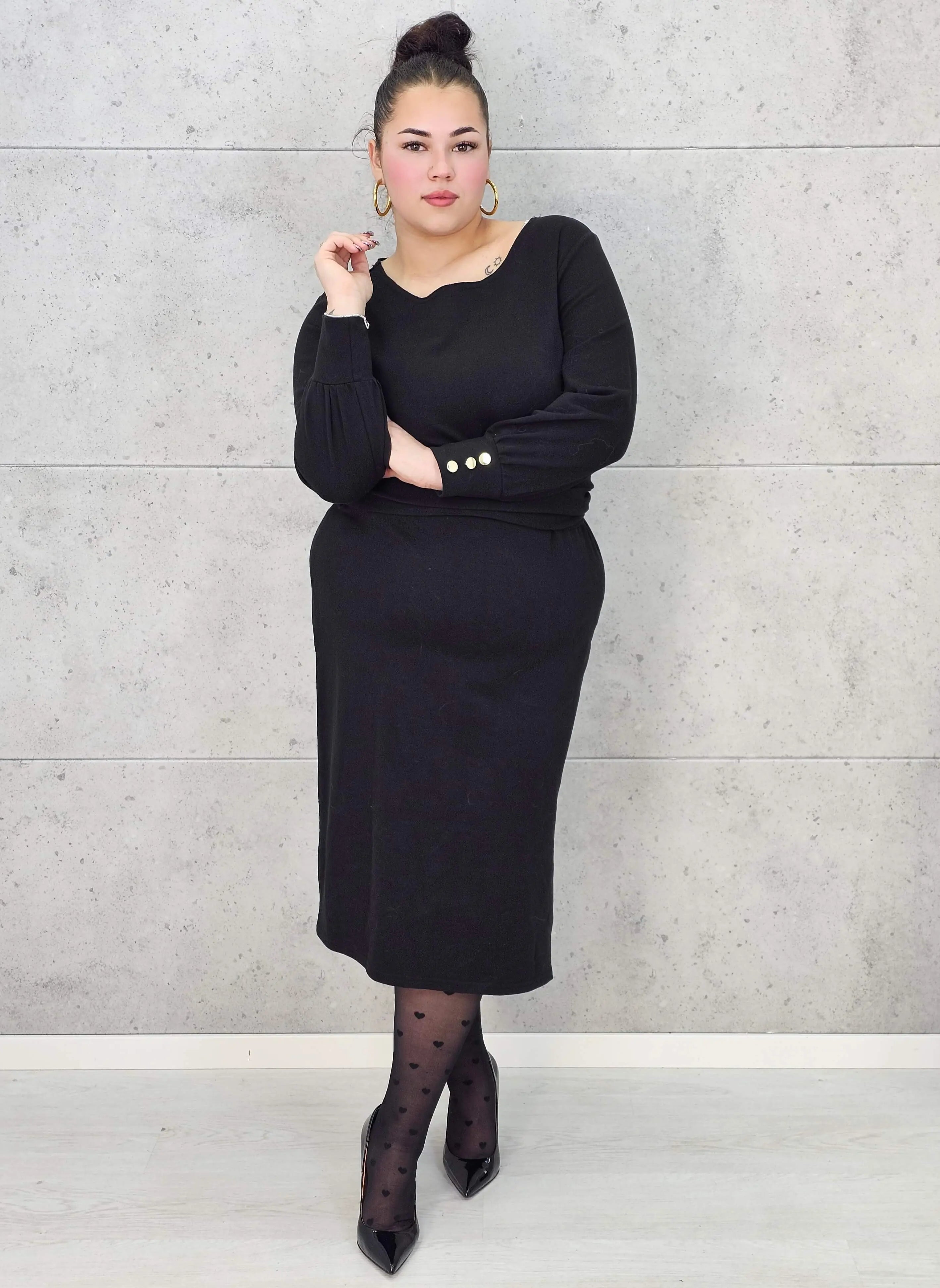 Sukienka midi z paskiem i eleganckimi rękawami – moda plus size. Stylowa XL