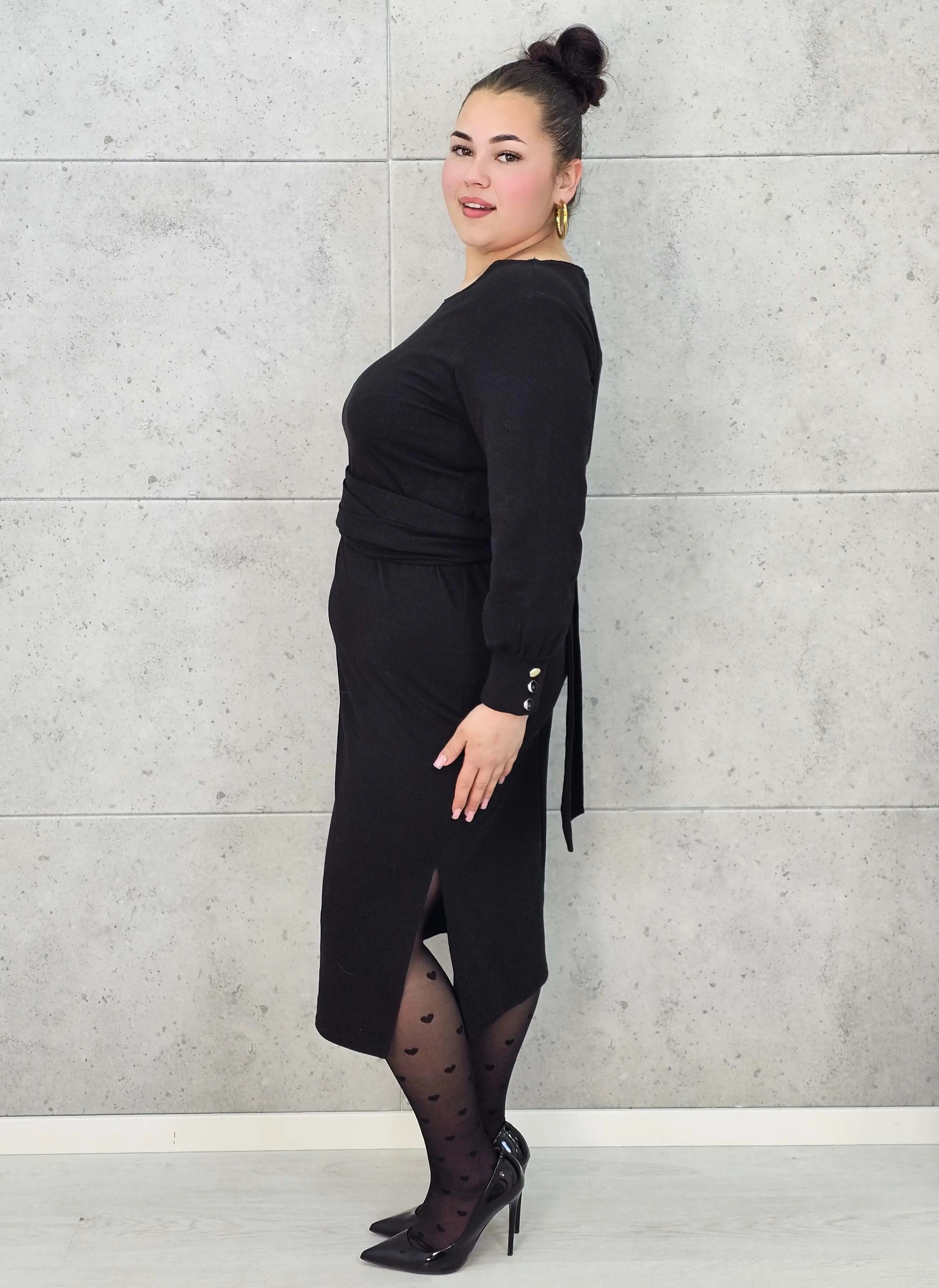 Sukienka midi z paskiem i eleganckimi rękawami – moda plus size. Stylowa XL
