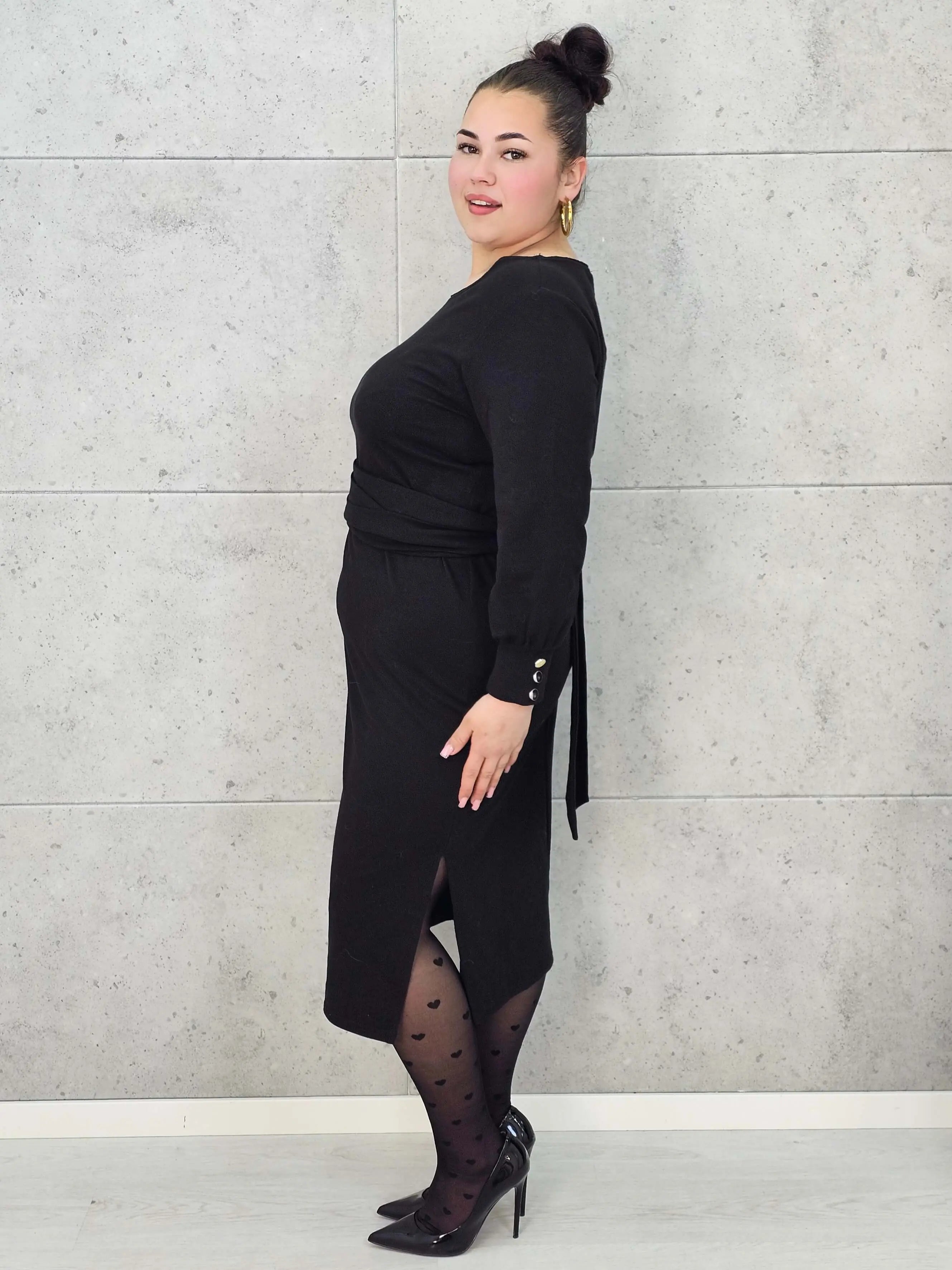 Sukienka midi z paskiem i eleganckimi rękawami – moda plus size. Stylowa XL