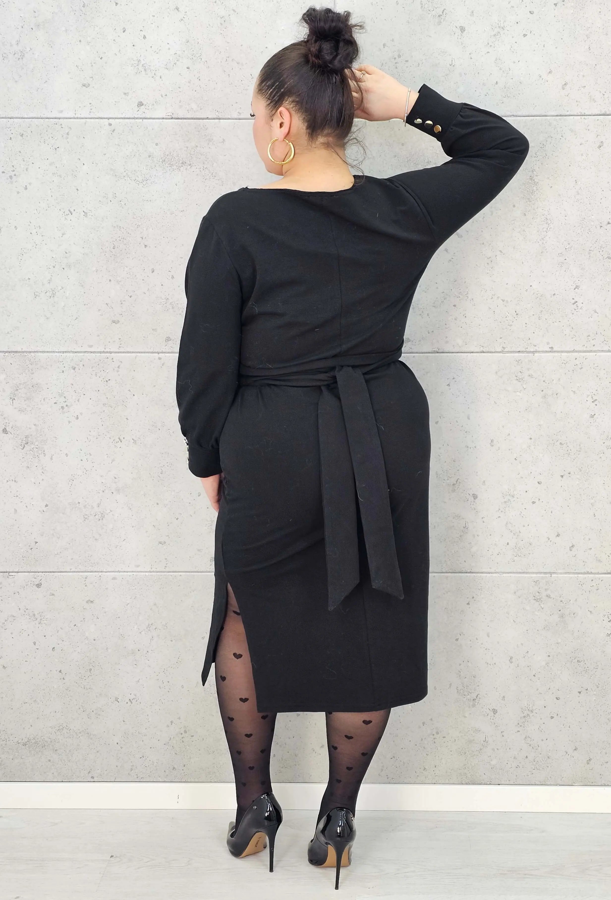Sukienka midi z paskiem i eleganckimi rękawami – moda plus size. Stylowa XL