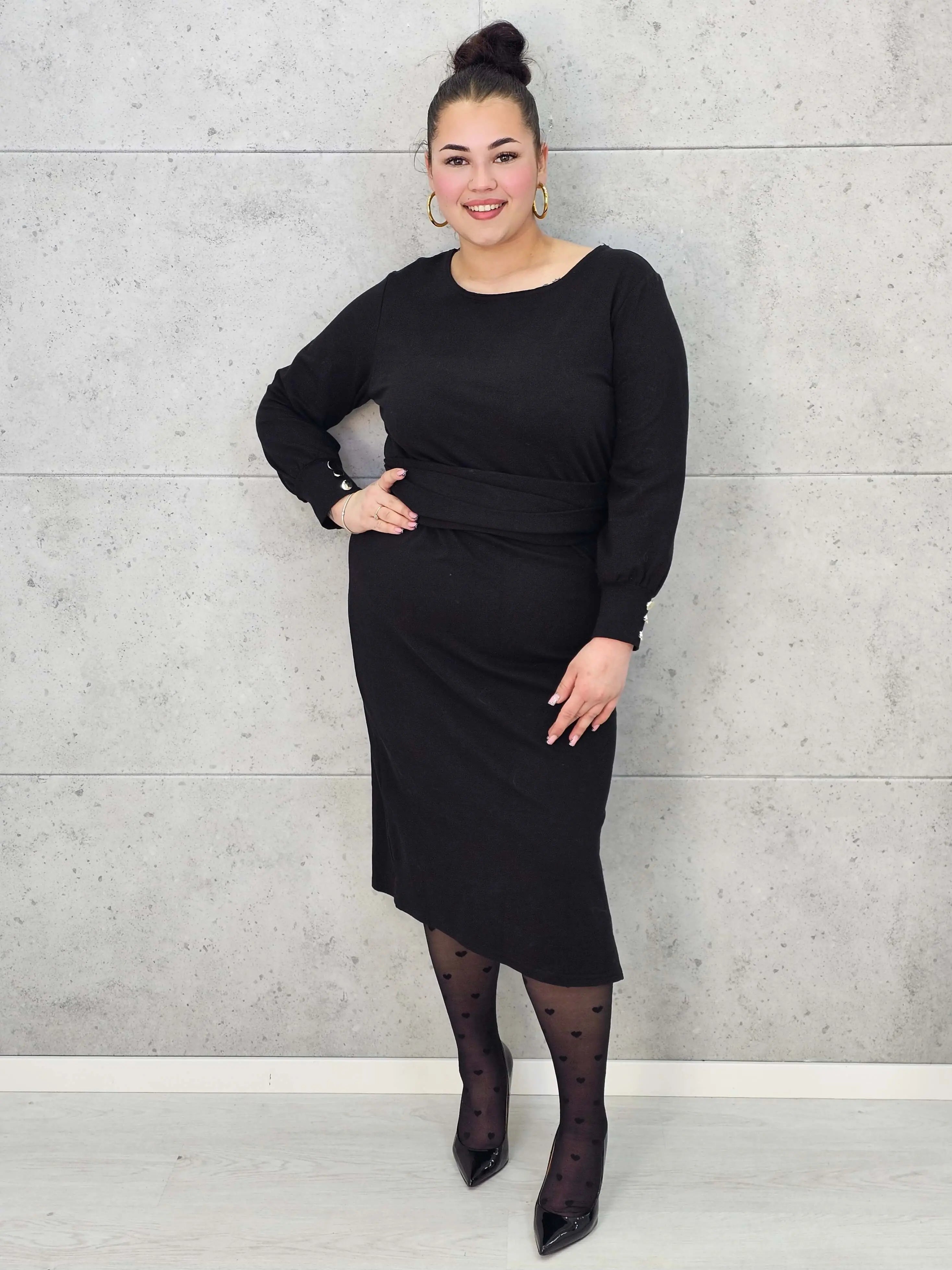 Sukienka midi z paskiem i eleganckimi rękawami – moda plus size. Stylowa XL