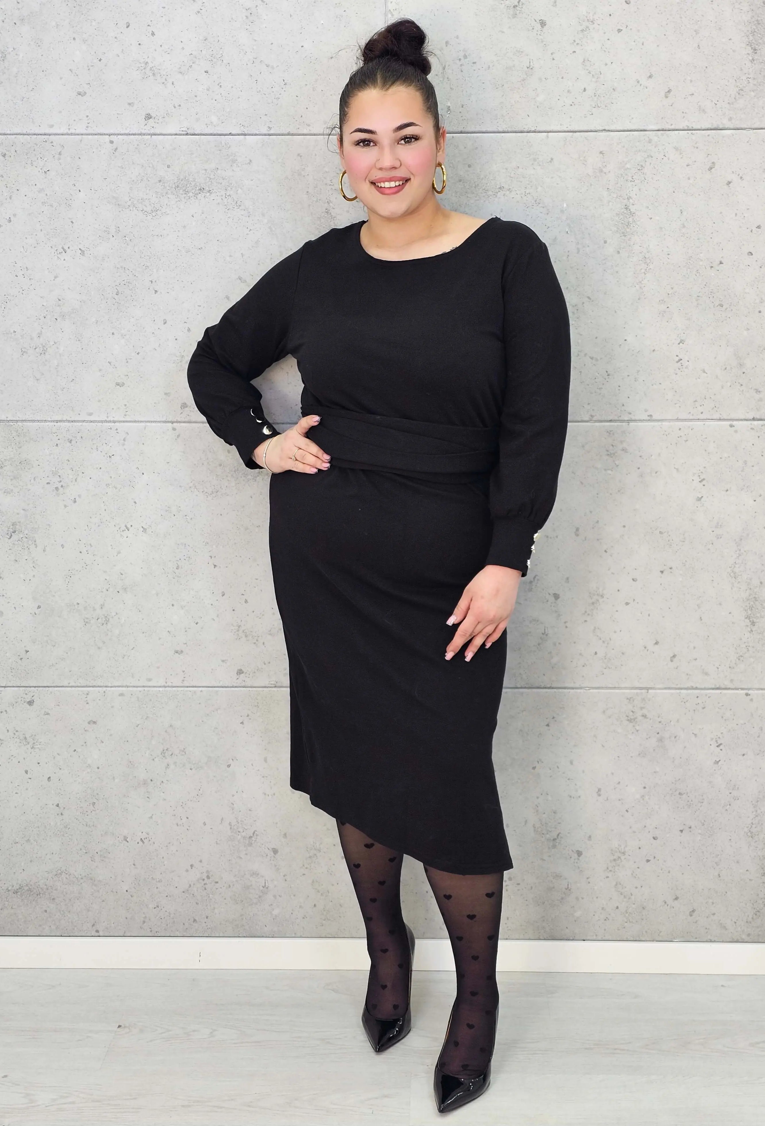 Sukienka midi z paskiem i eleganckimi rękawami – moda plus size. Stylowa XL