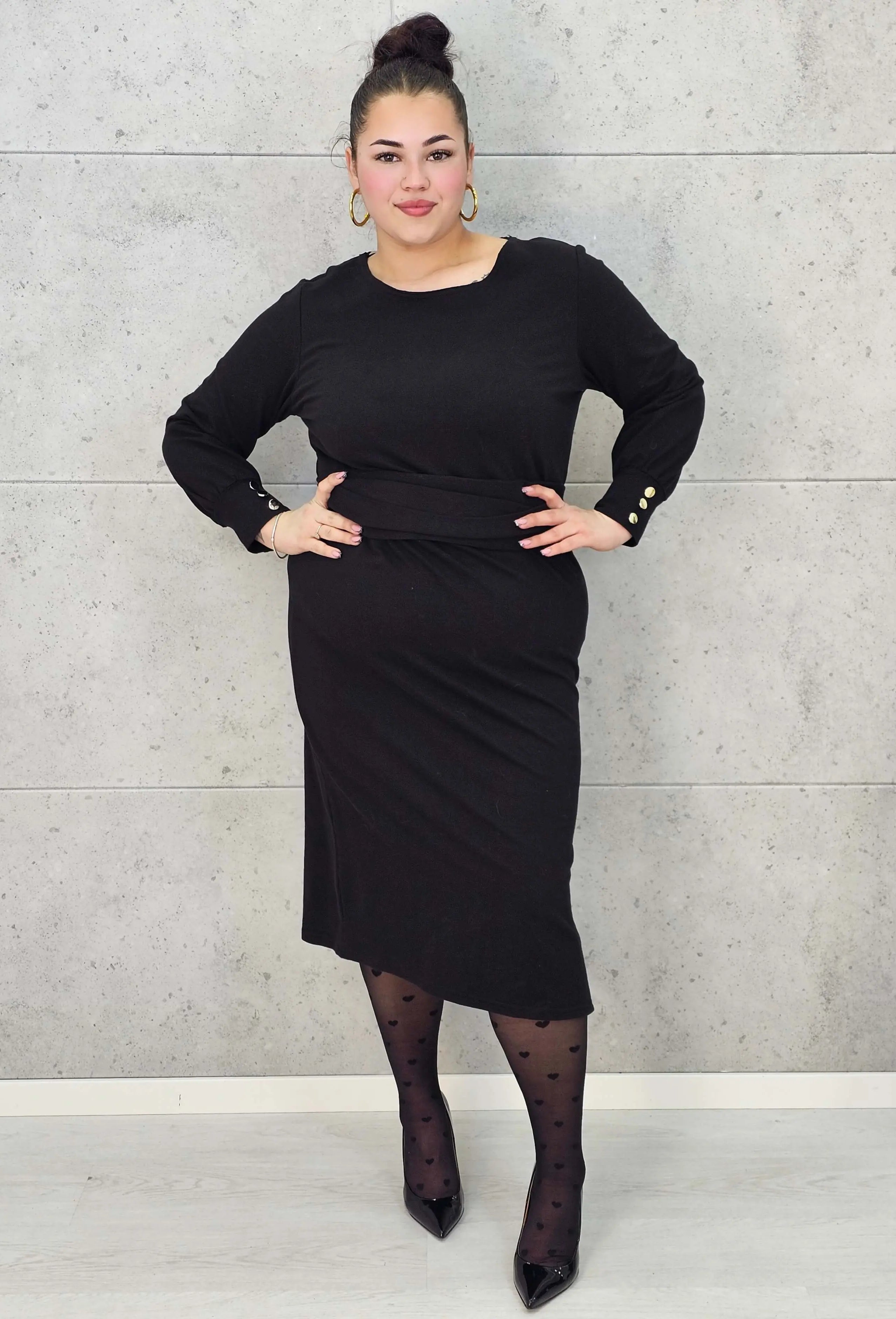 Sukienka midi z paskiem i eleganckimi rękawami – moda plus size. Stylowa XL
