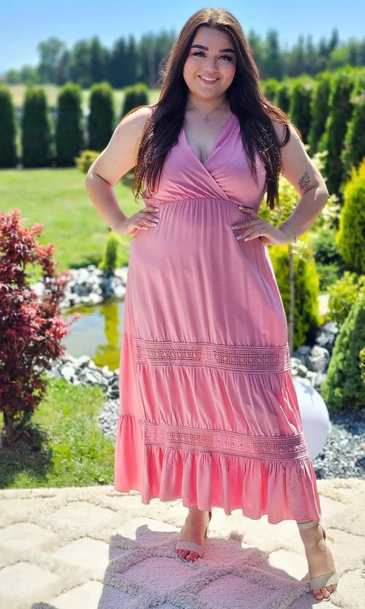 Sukienka na ramiączkach ,dołem wstawka wzoru z haftu - rożne kolory Stylowa XL