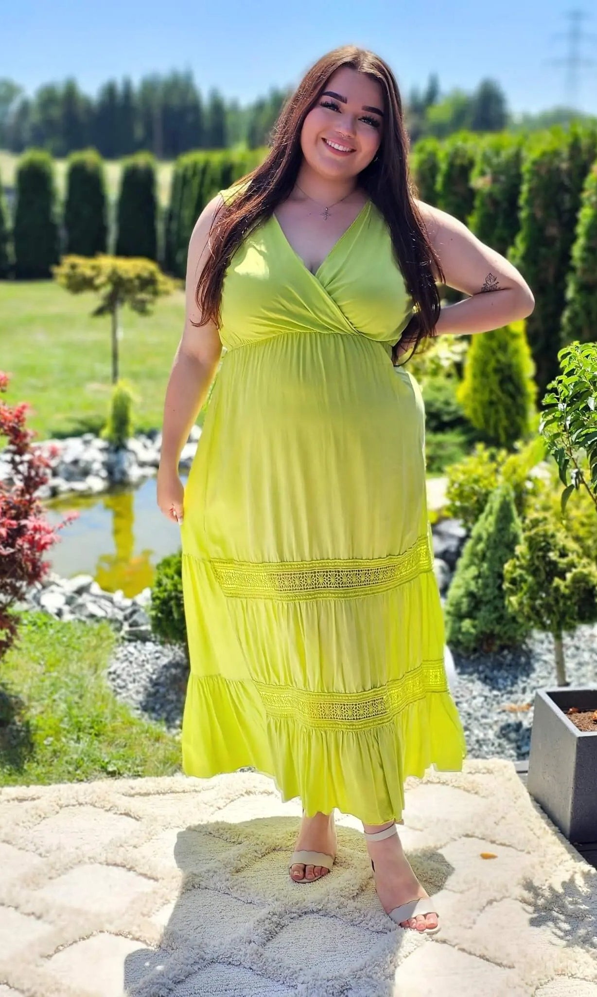 Sukienka na ramiączkach ,dołem wstawka wzoru z haftu - rożne kolory Stylowa XL