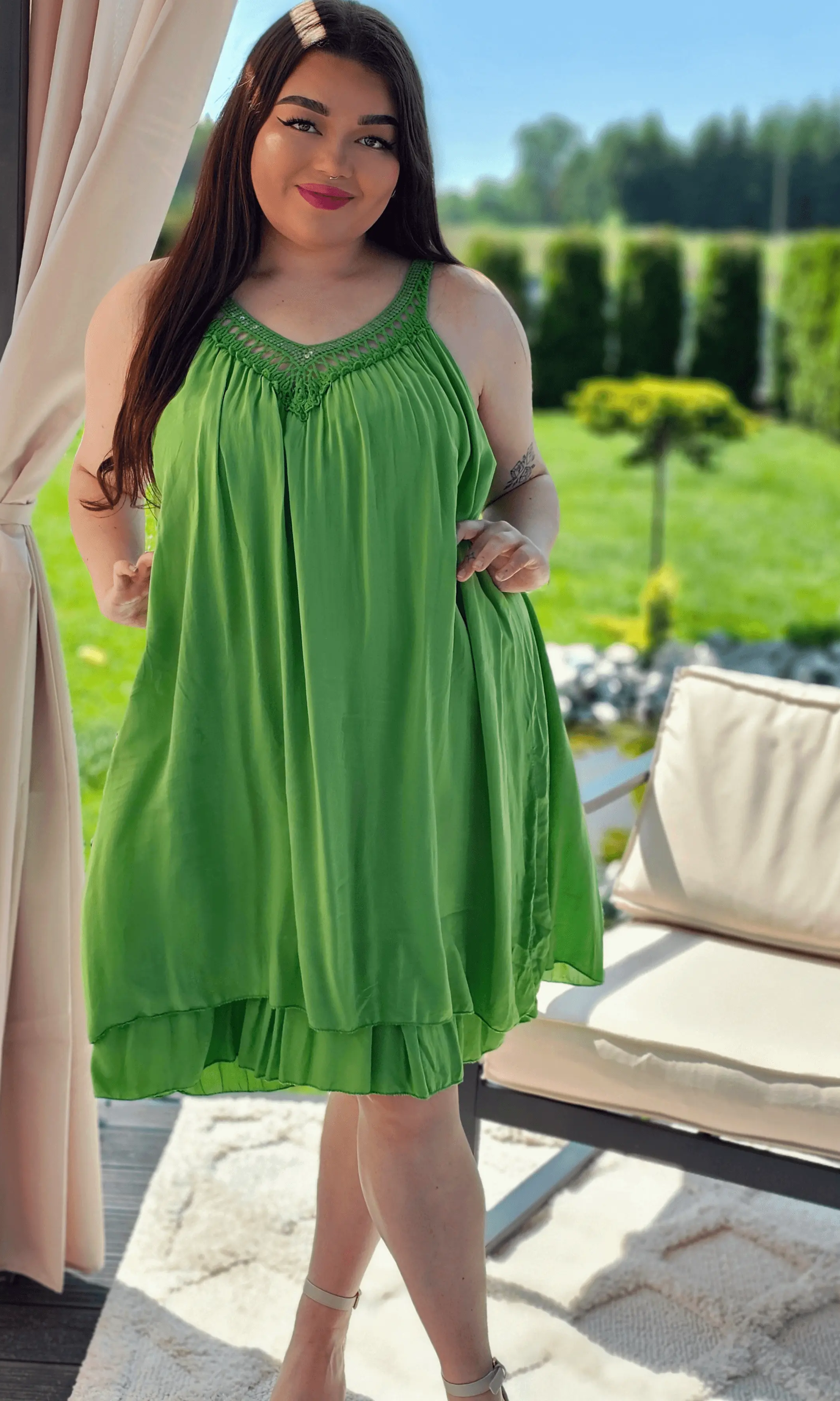 Sukienka na ramiączkach zdobiona haftem na przodzie - dwa kolory Stylowa XL