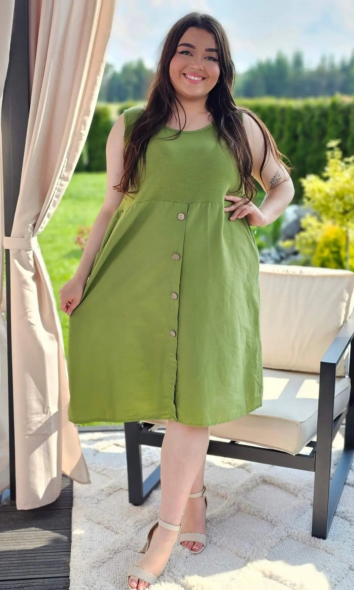 Sukienka odcinana pod biustem dołem ozdobne guziczki w kilku kolorach Stylowa XL