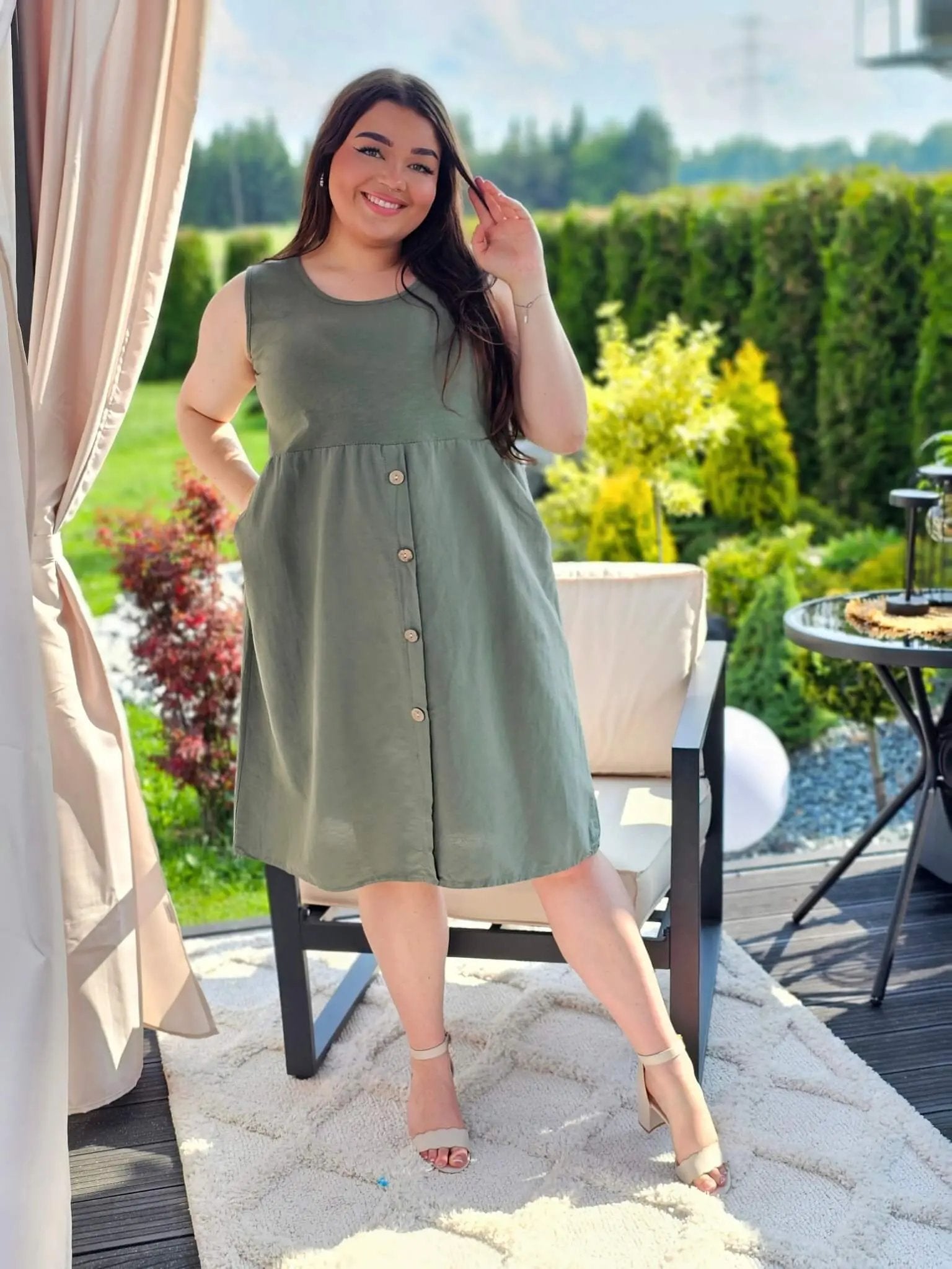 Sukienka odcinana pod biustem dołem ozdobne guziczki w kilku kolorach Stylowa XL