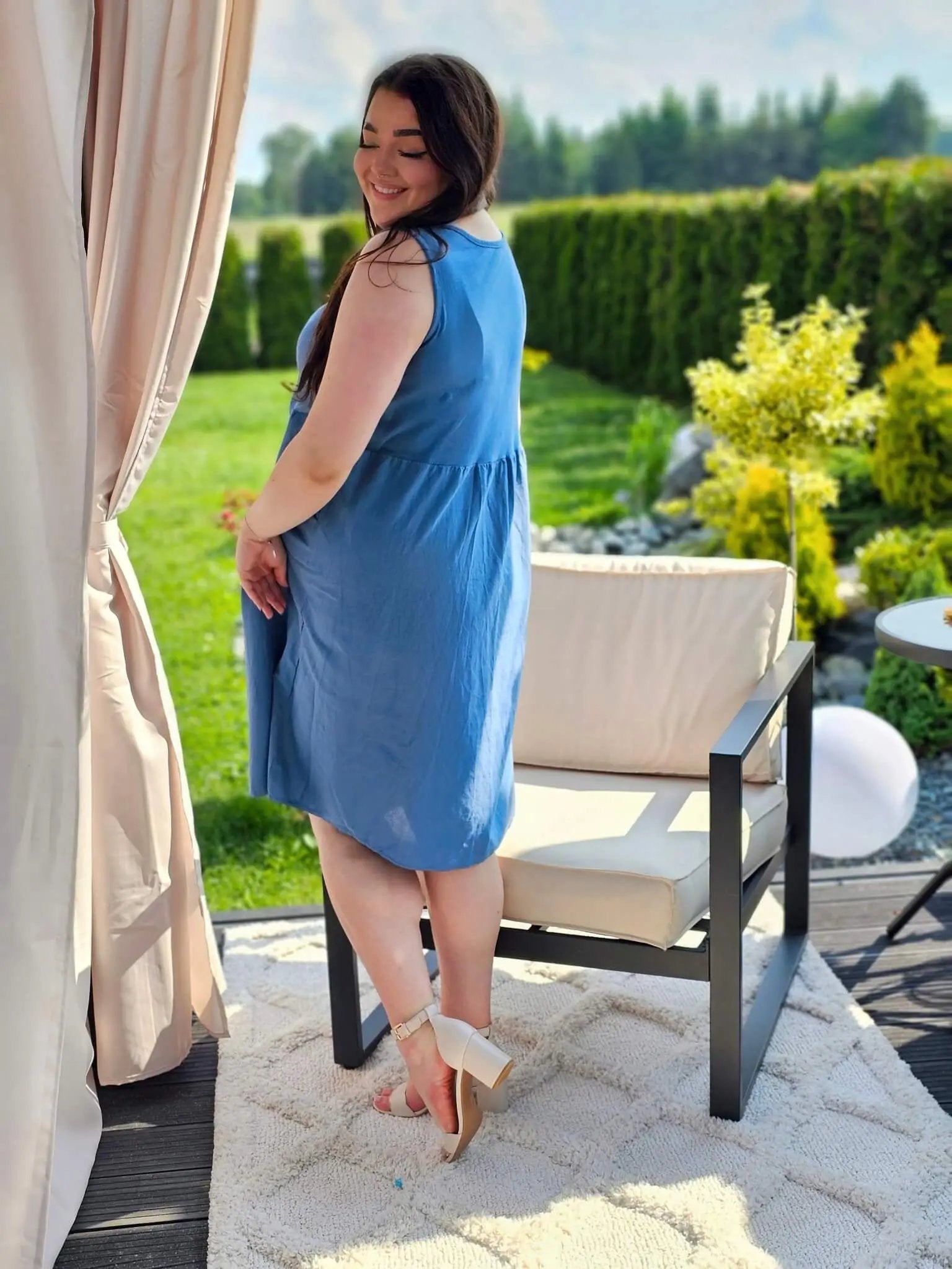 Sukienka odcinana pod biustem dołem ozdobne guziczki w kilku kolorach Stylowa XL