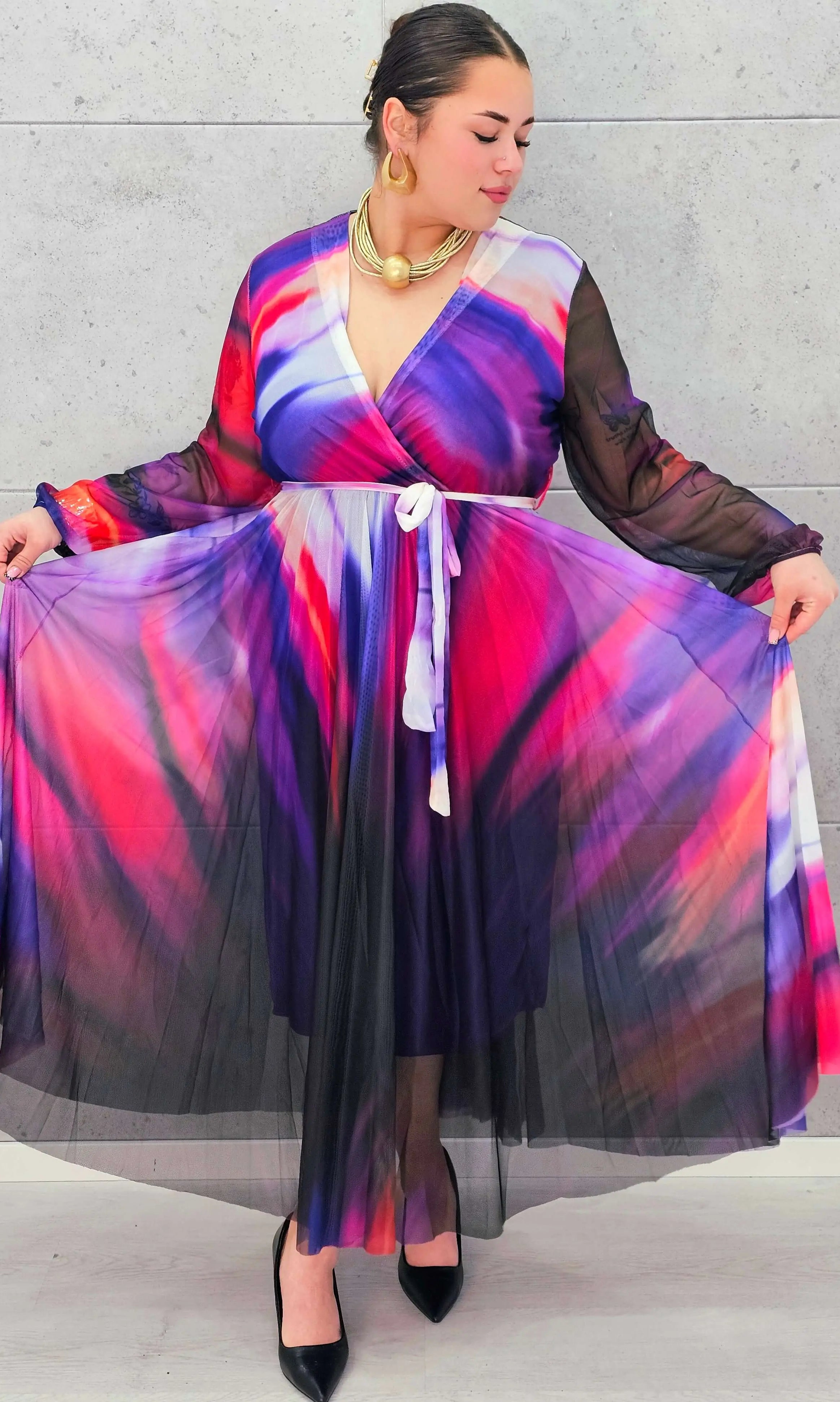 Sukienka plisowana z kopertowym dekoltem – eksplozja barw i kobiecości Stylowa XL