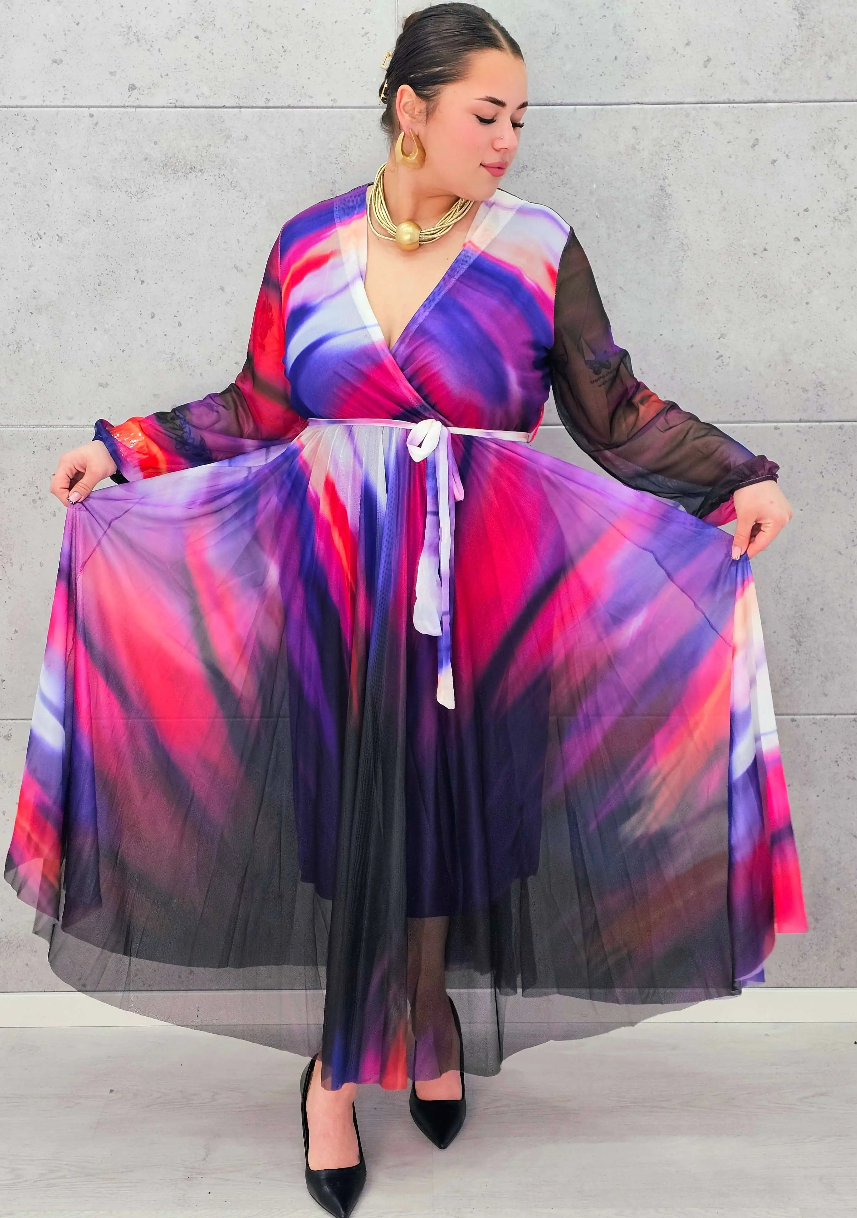 Sukienka plisowana z kopertowym dekoltem – eksplozja barw i kobiecości Stylowa XL