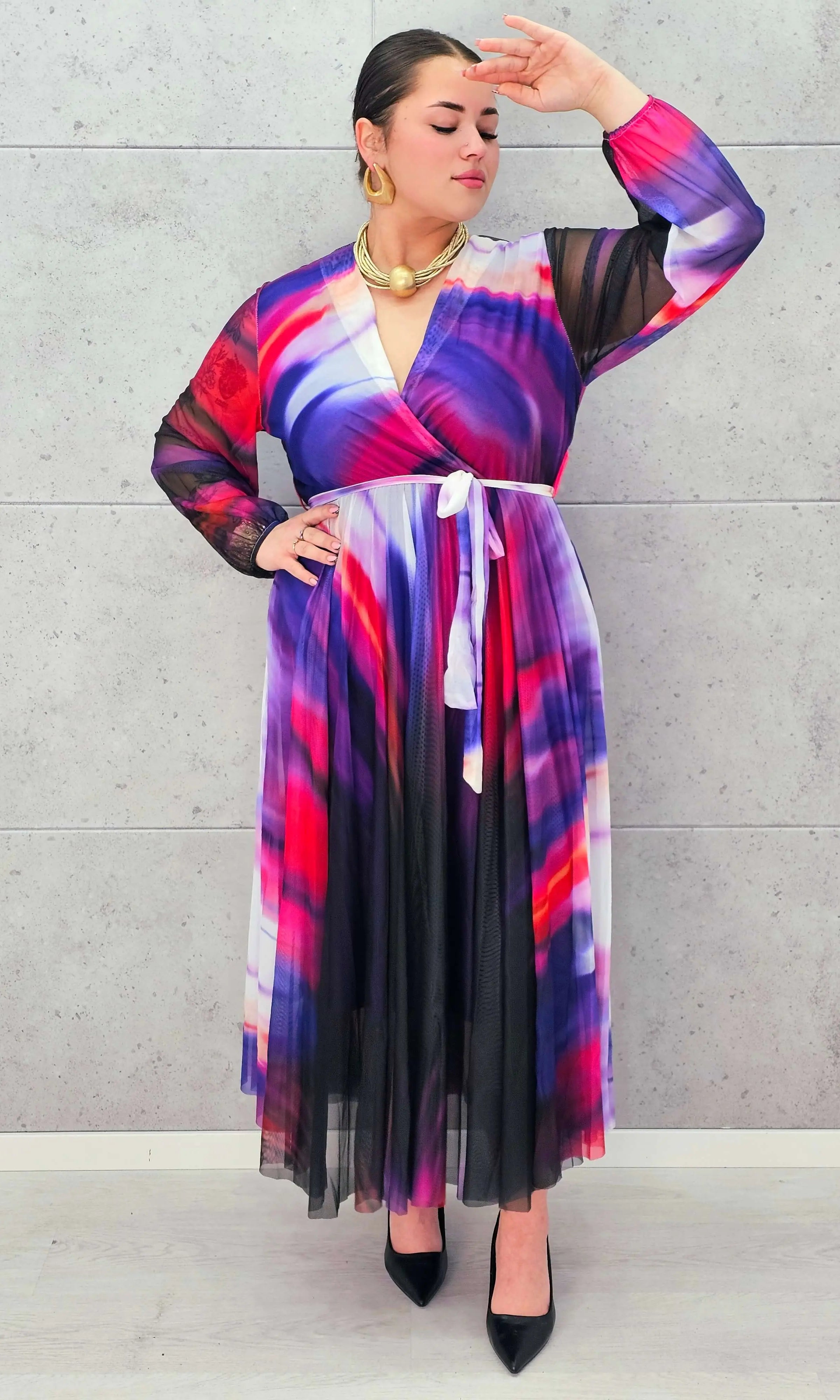 Sukienka plisowana z kopertowym dekoltem – eksplozja barw i kobiecości Stylowa XL