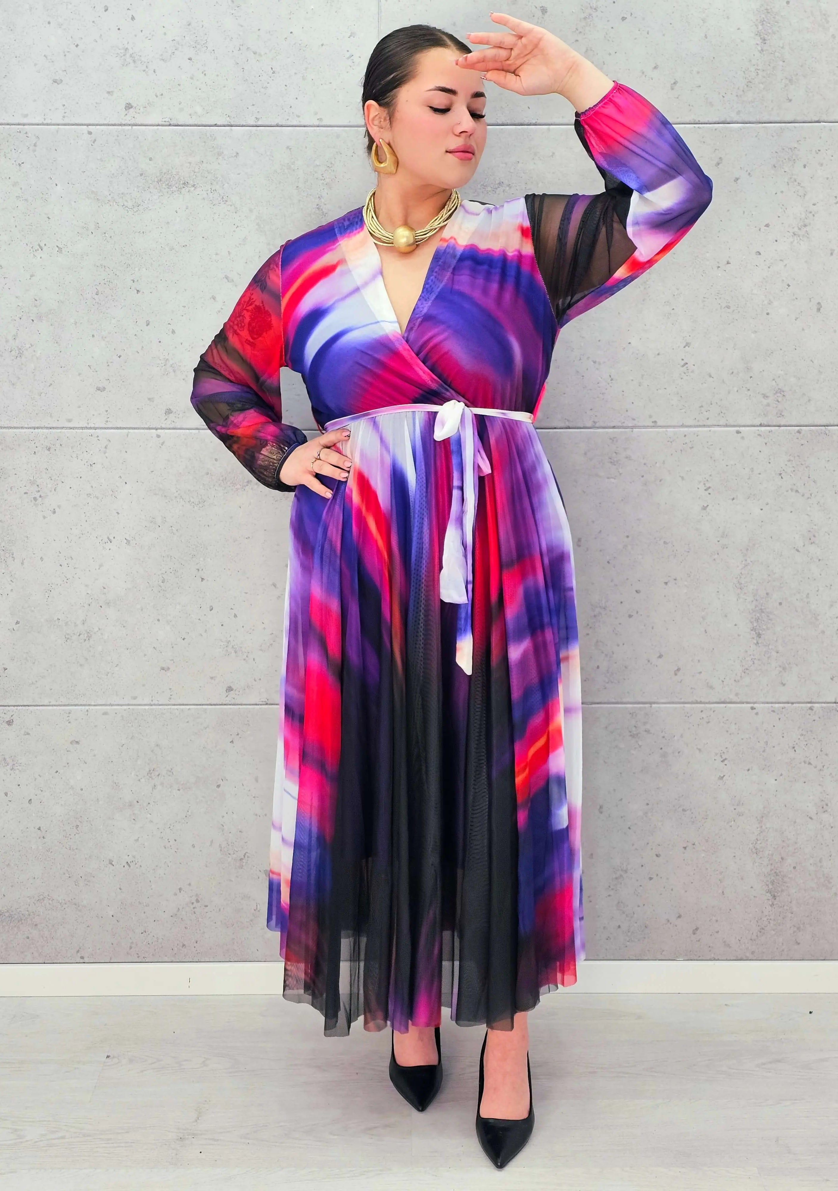 Sukienka plisowana z kopertowym dekoltem – eksplozja barw i kobiecości Stylowa XL