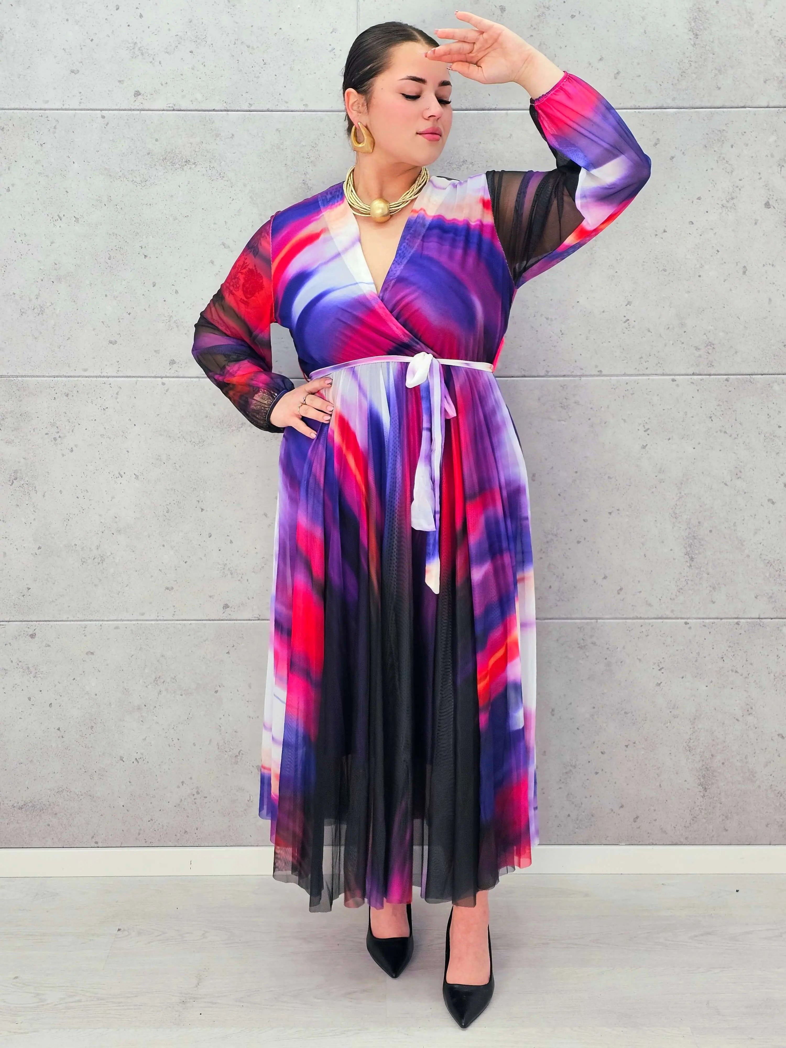 Sukienka plisowana z kopertowym dekoltem – eksplozja barw i kobiecości Stylowa XL