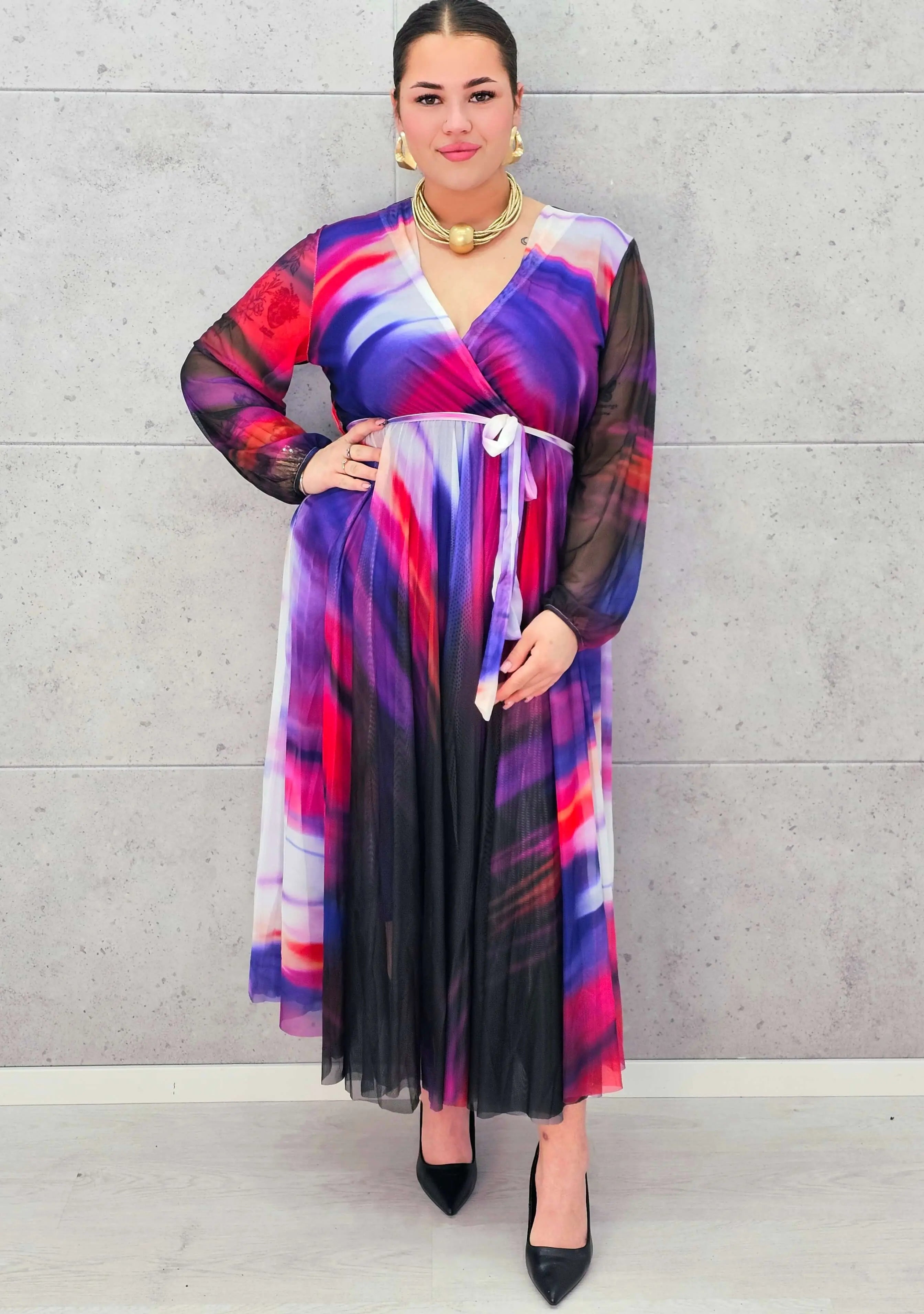 Sukienka plisowana z kopertowym dekoltem – eksplozja barw i kobiecości Stylowa XL