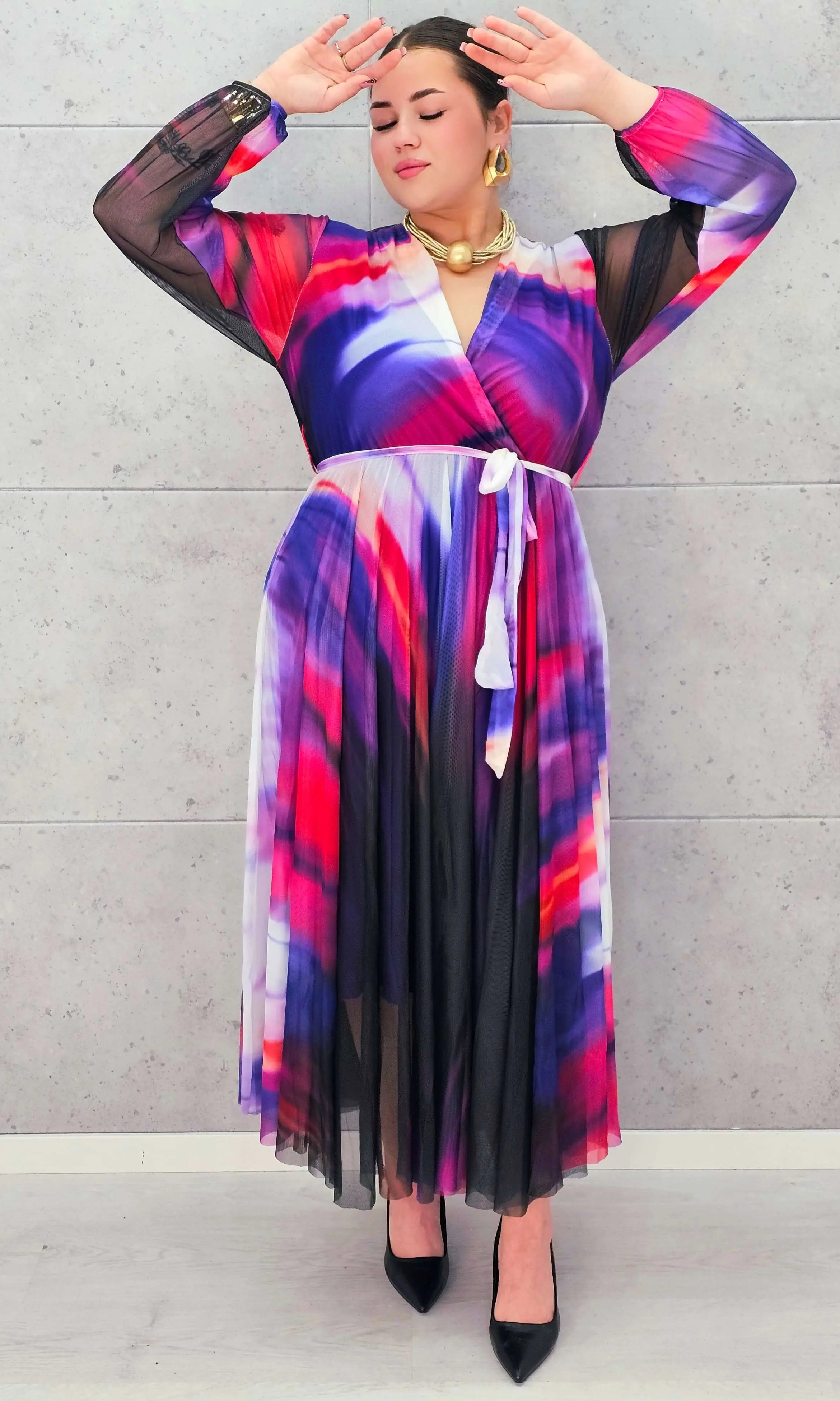 Sukienka plisowana z kopertowym dekoltem – eksplozja barw i kobiecości Stylowa XL