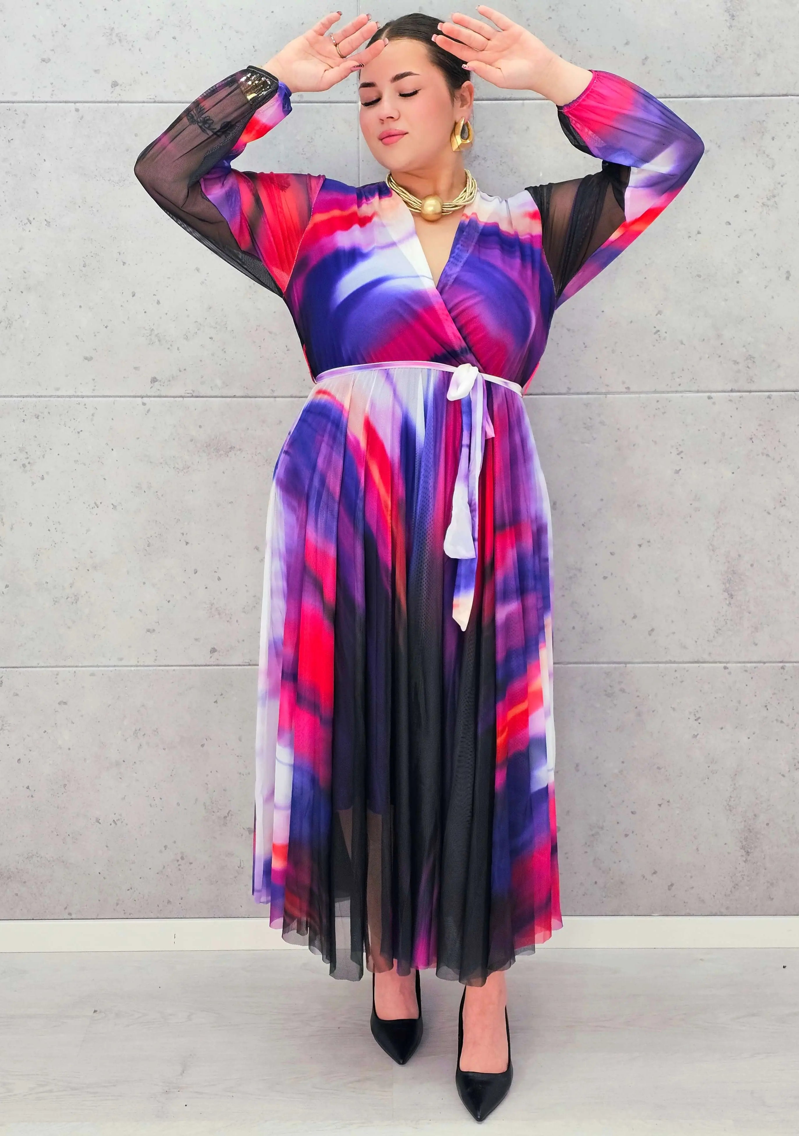 Sukienka plisowana z kopertowym dekoltem – eksplozja barw i kobiecości Stylowa XL