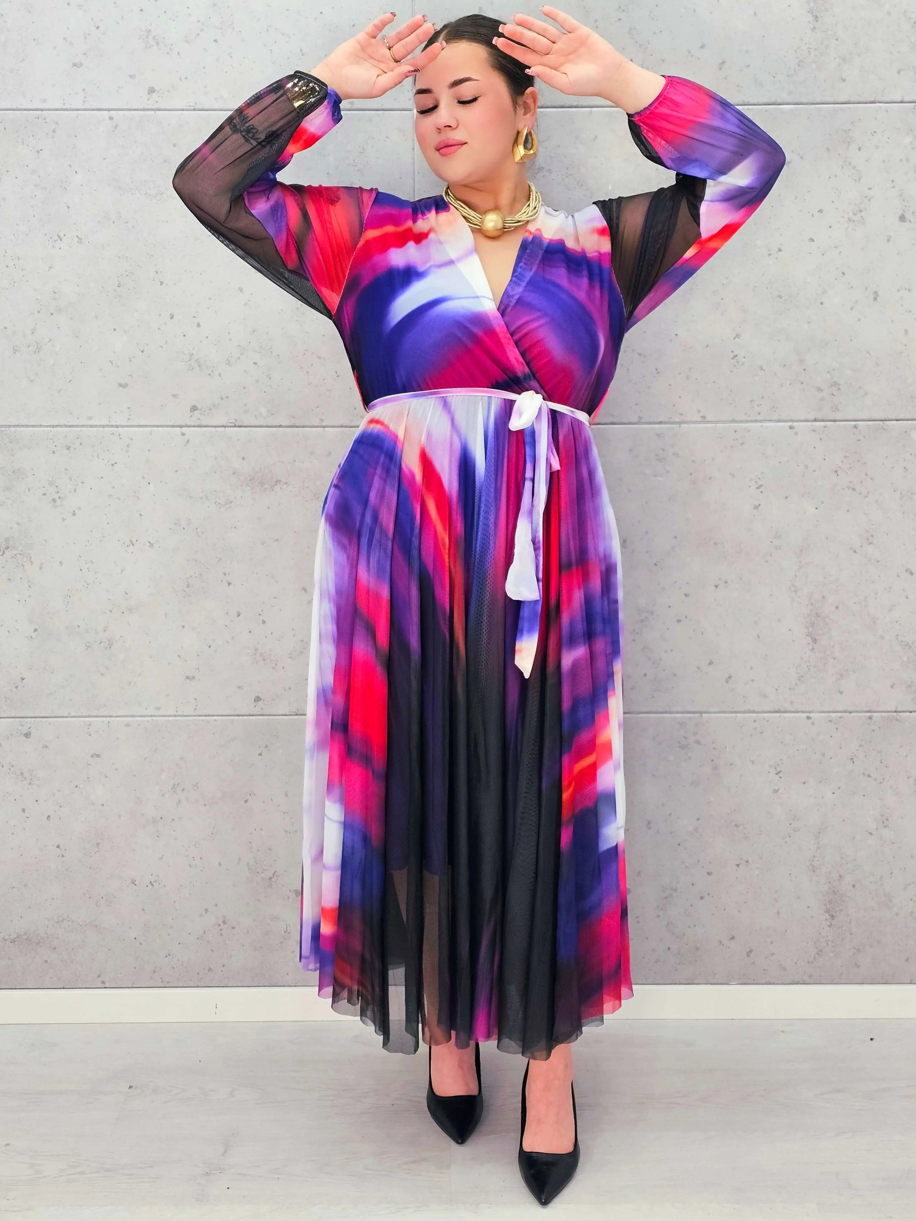 Sukienka plisowana z kopertowym dekoltem – eksplozja barw i kobiecości Stylowa XL