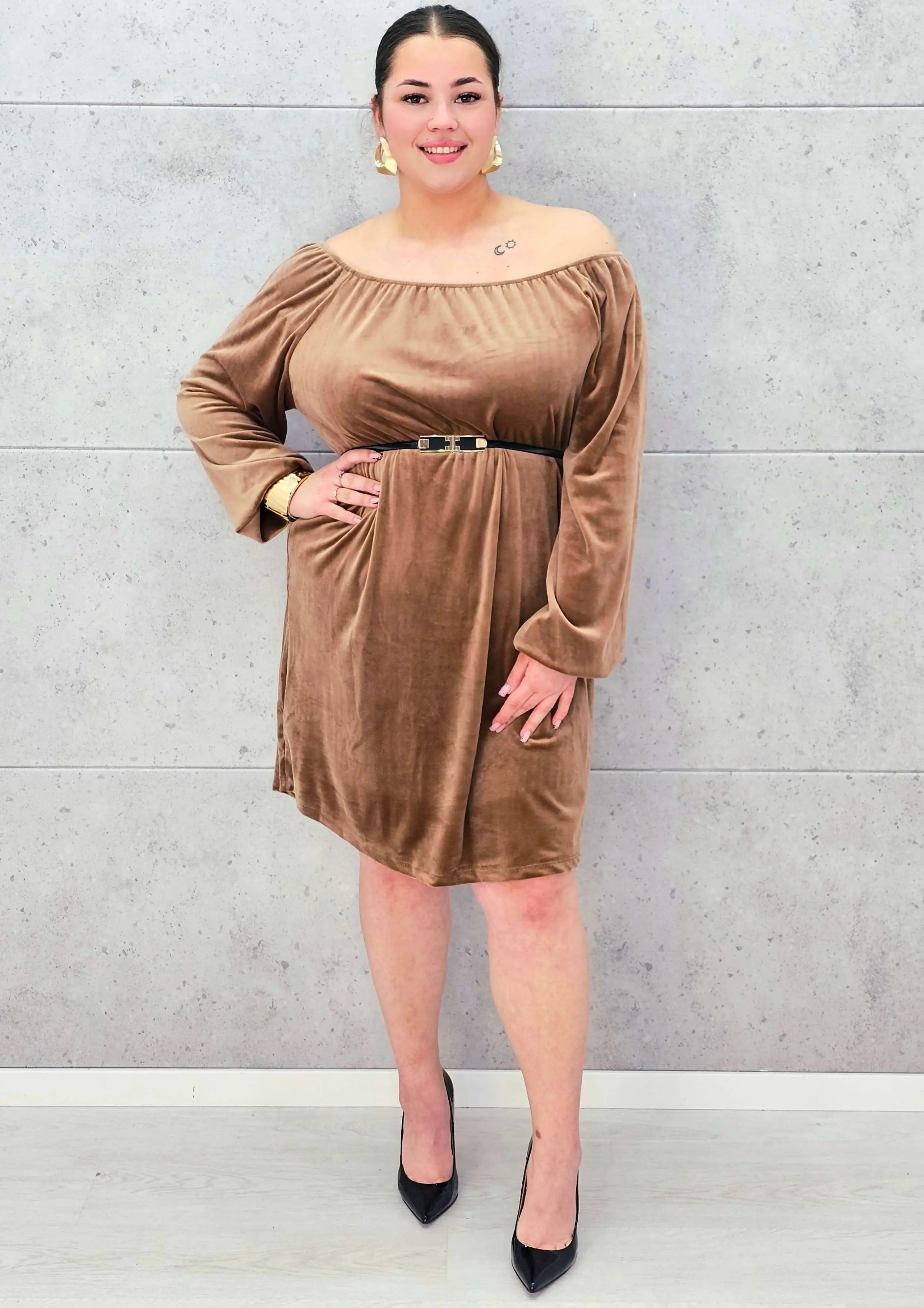 Sukienka plus size StylowaXL – karmelowa hiszpanka z weluru Stylowa XL