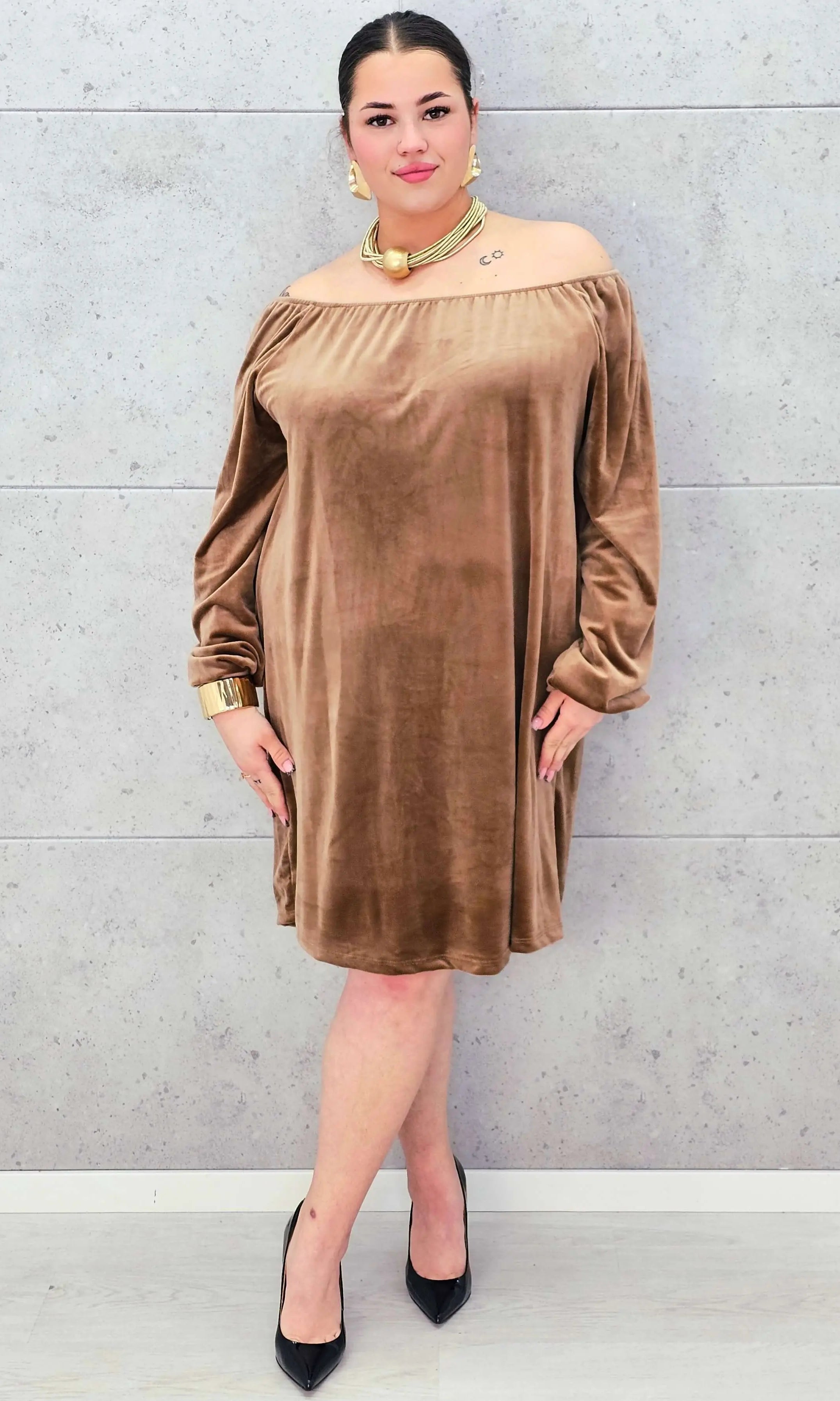 Sukienka plus size StylowaXL – karmelowa hiszpanka z weluru Stylowa XL