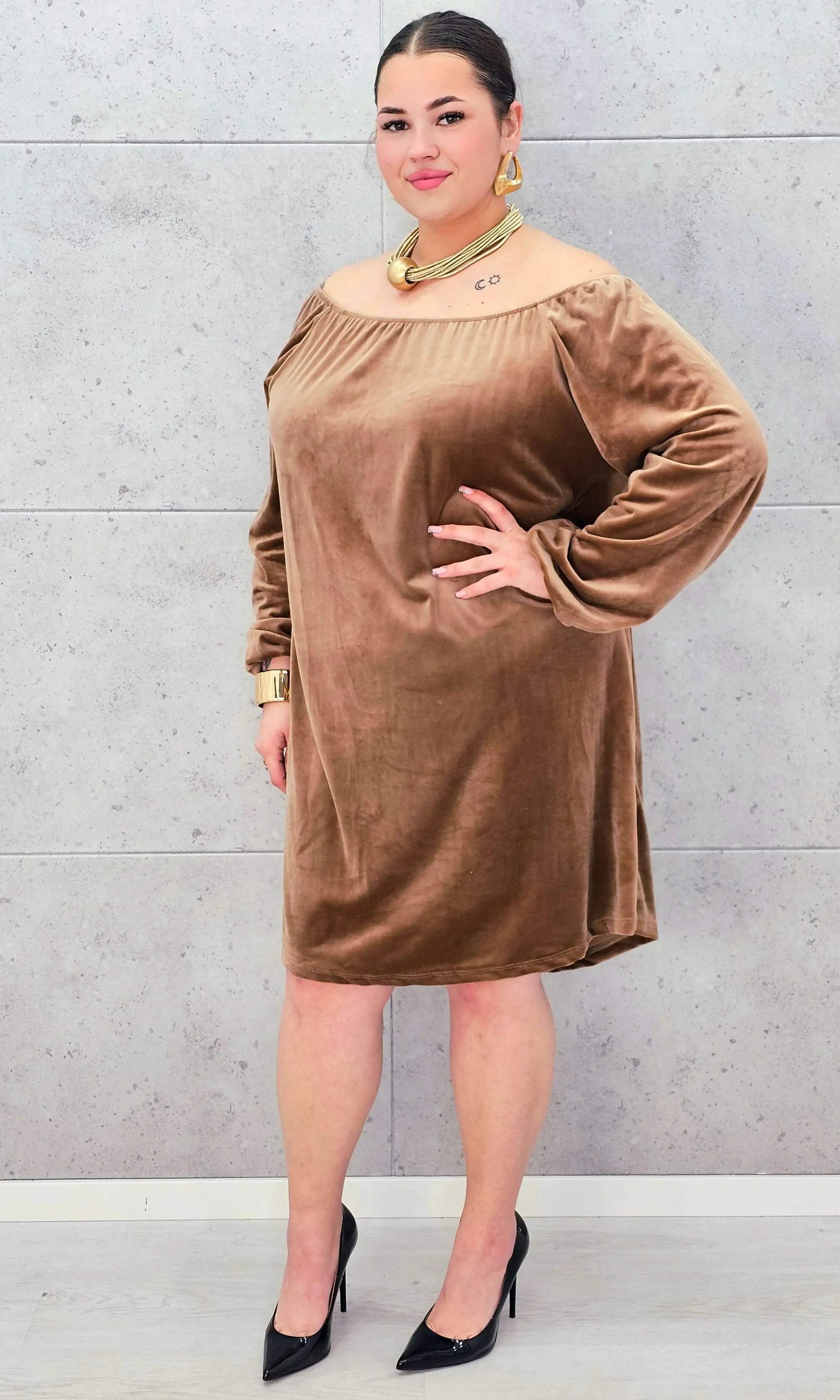 Sukienka plus size StylowaXL – karmelowa hiszpanka z weluru Stylowa XL