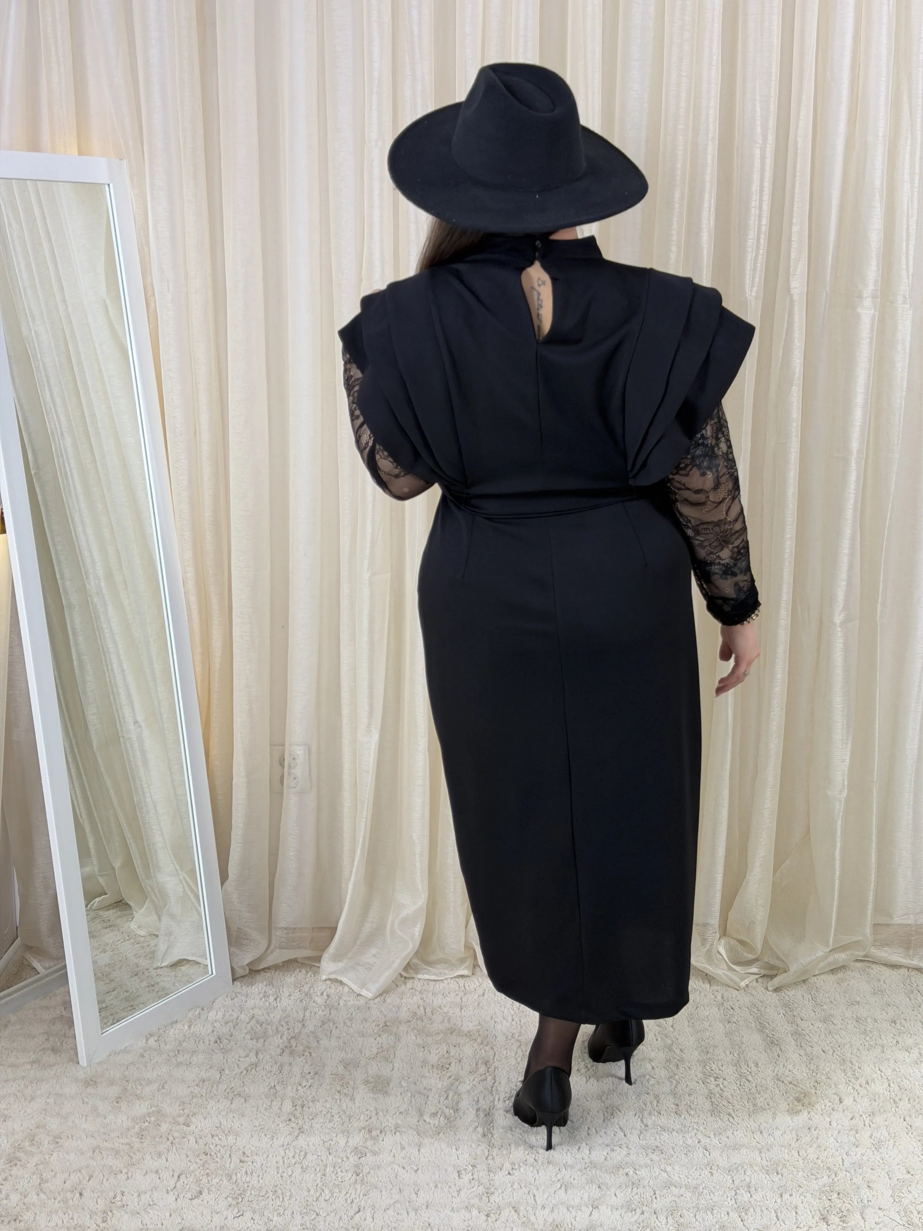 Sukienka plus size VIP Black – ikona elegancji i kobiecej klasy Stylowa XL