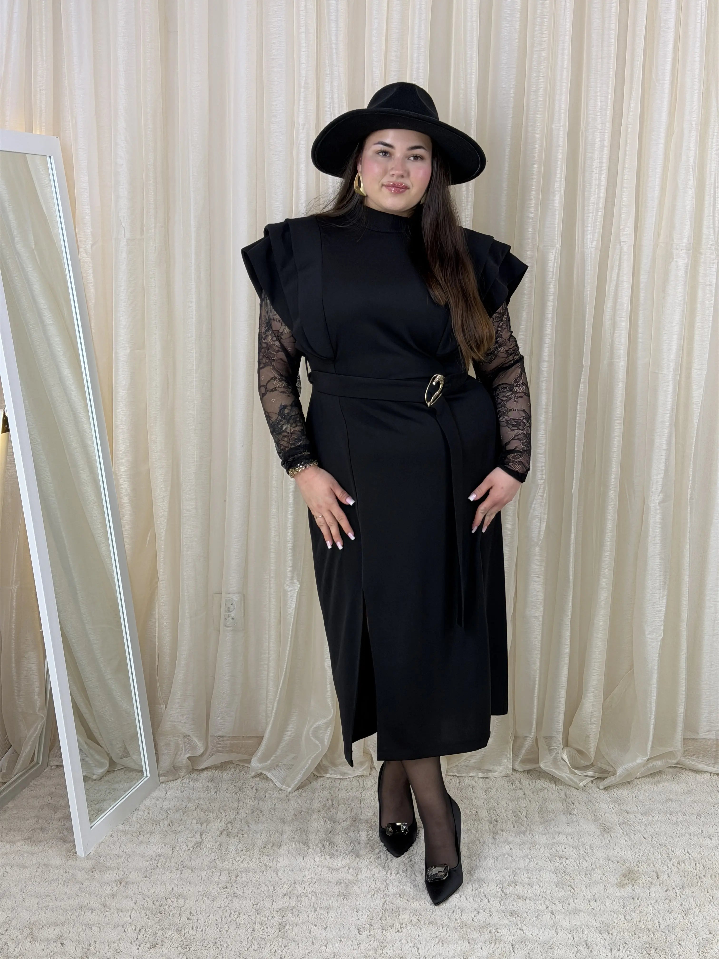 Sukienka plus size VIP Black – ikona elegancji i kobiecej klasy Stylowa XL