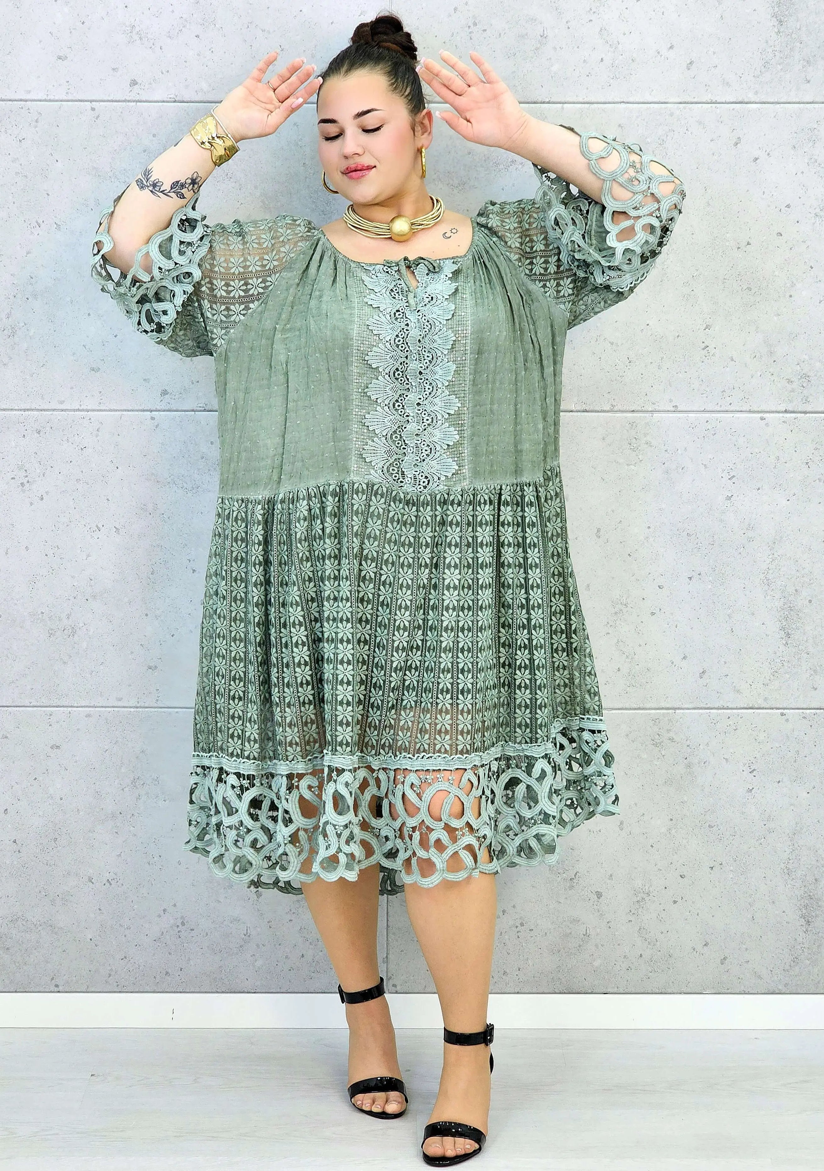 Sukienka plus size – zwiewna sukienka z haftowanymi detalami i ozdobnym rękawem Stylowa XL