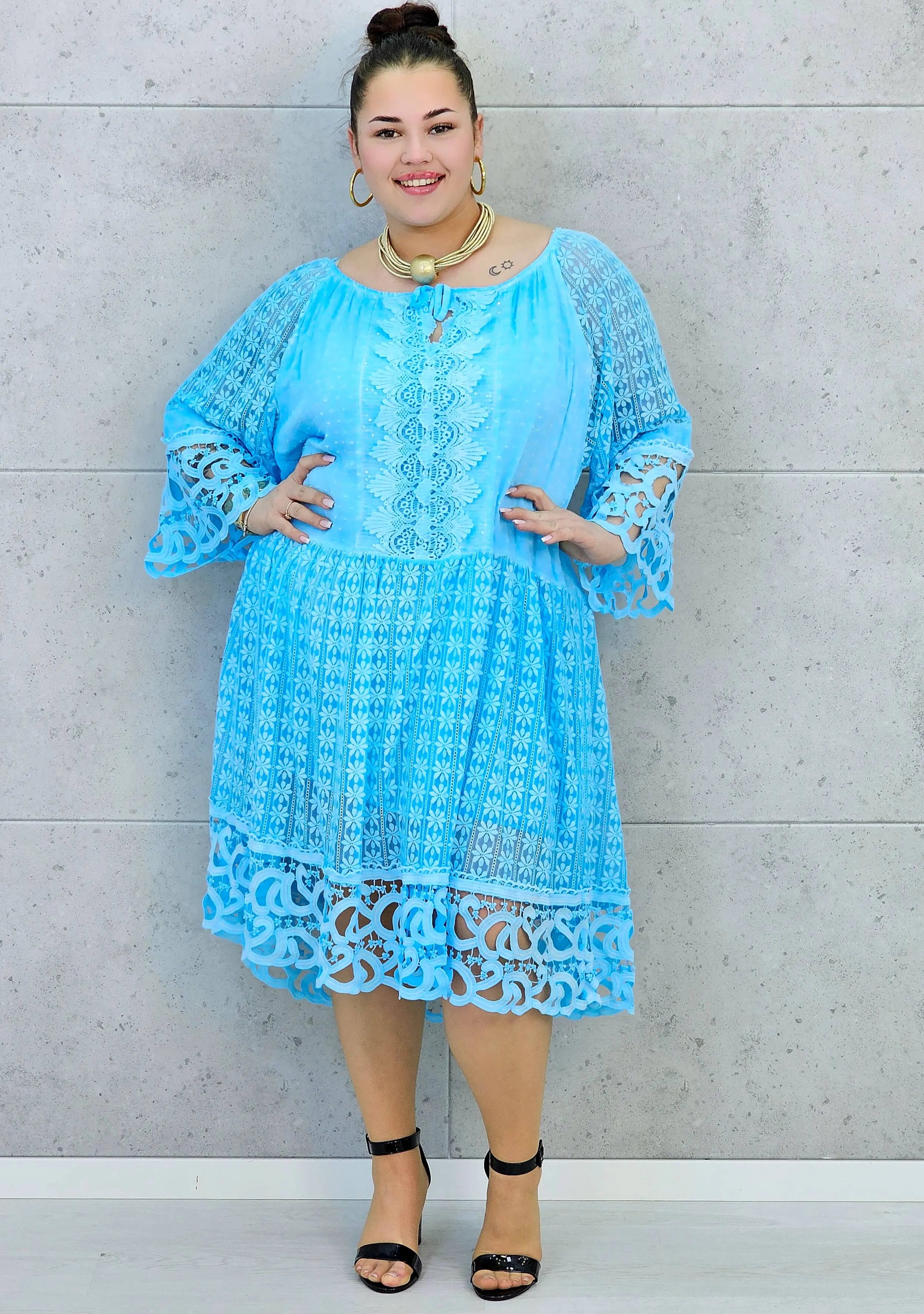 Sukienka plus size – zwiewna sukienka z haftowanymi detalami i ozdobnym rękawem Stylowa XL