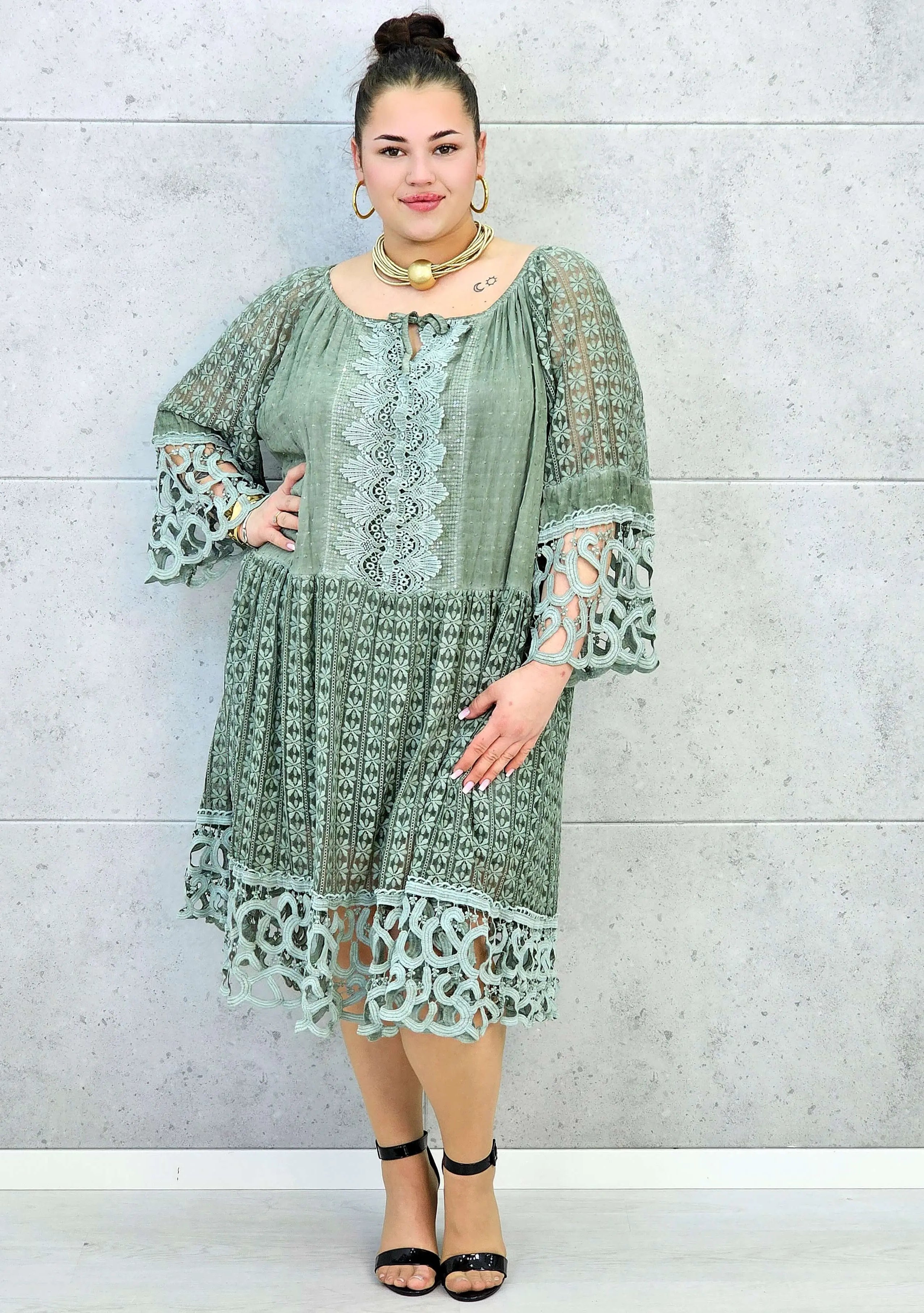 Sukienka plus size – zwiewna sukienka z haftowanymi detalami i ozdobnym rękawem Stylowa XL