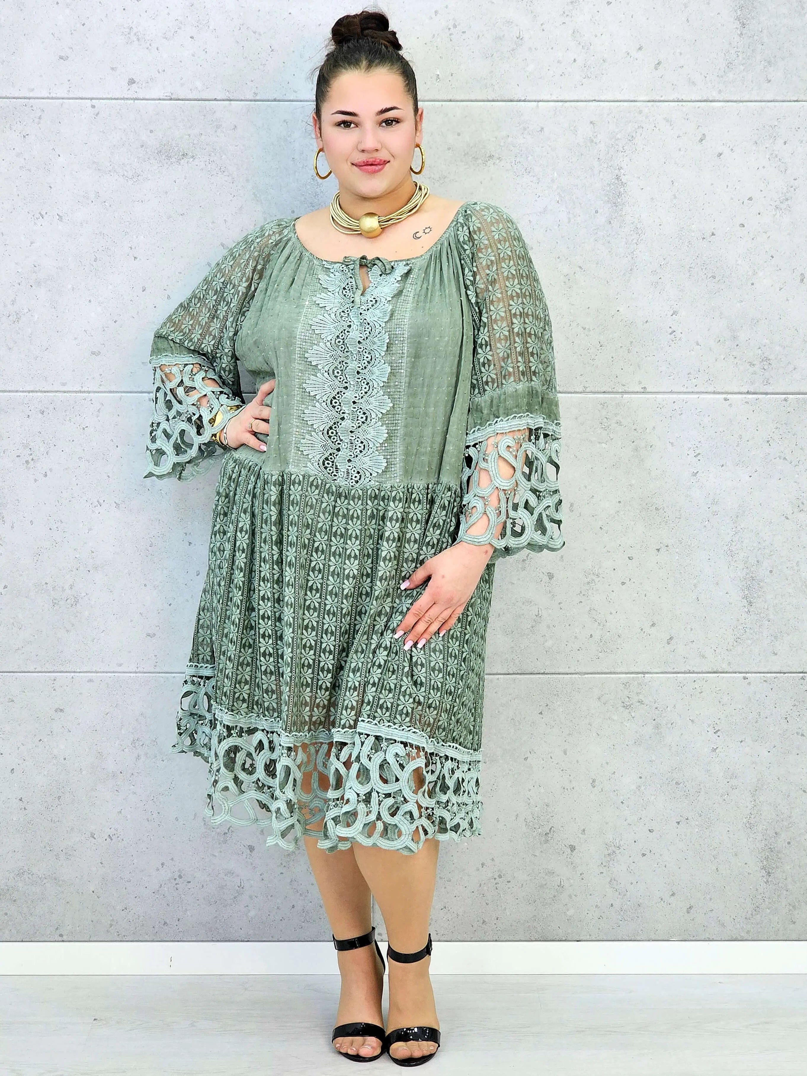 Sukienka plus size – zwiewna sukienka z haftowanymi detalami i ozdobnym rękawem Stylowa XL