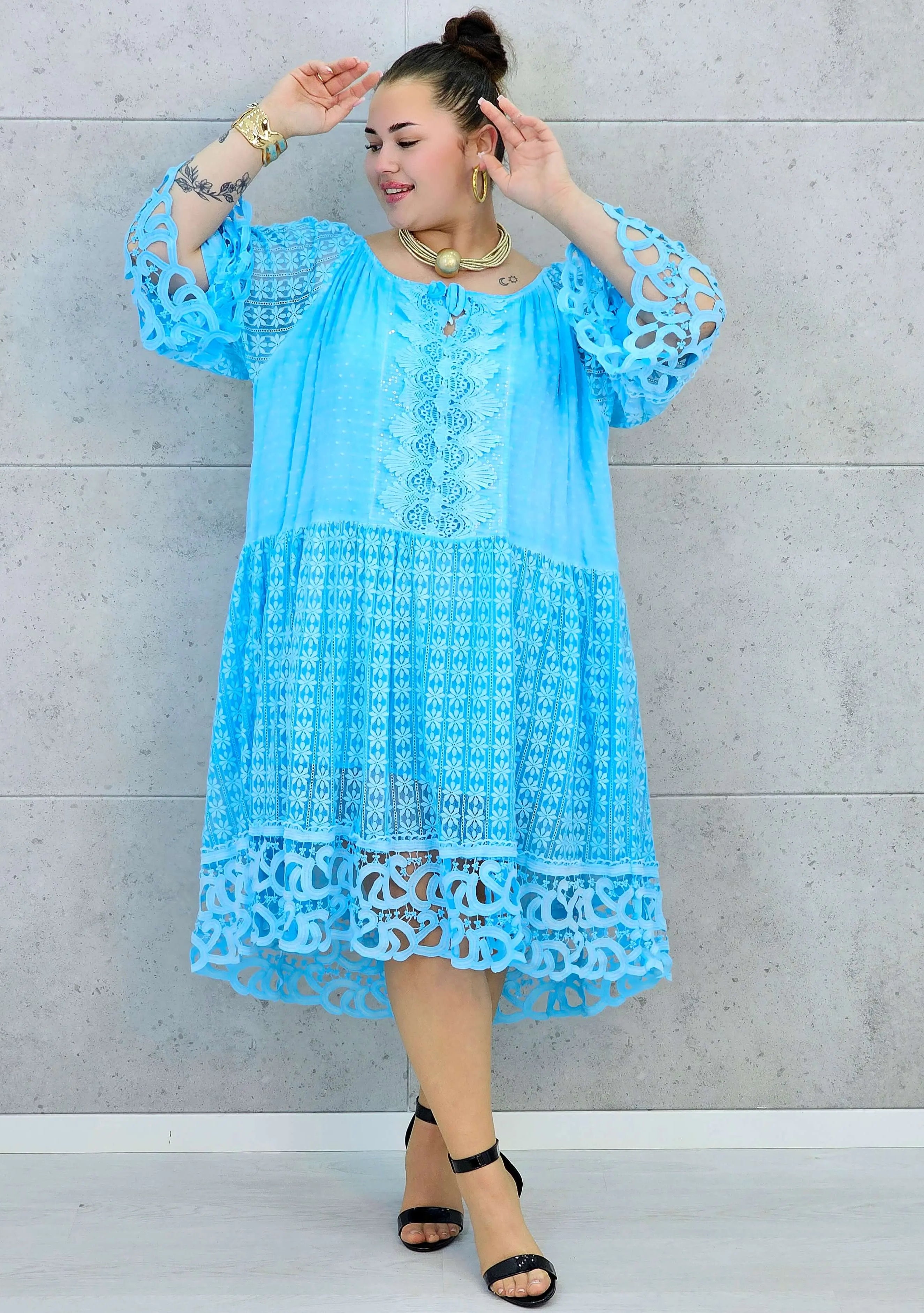 Sukienka plus size – zwiewna sukienka z haftowanymi detalami i ozdobnym rękawem Stylowa XL