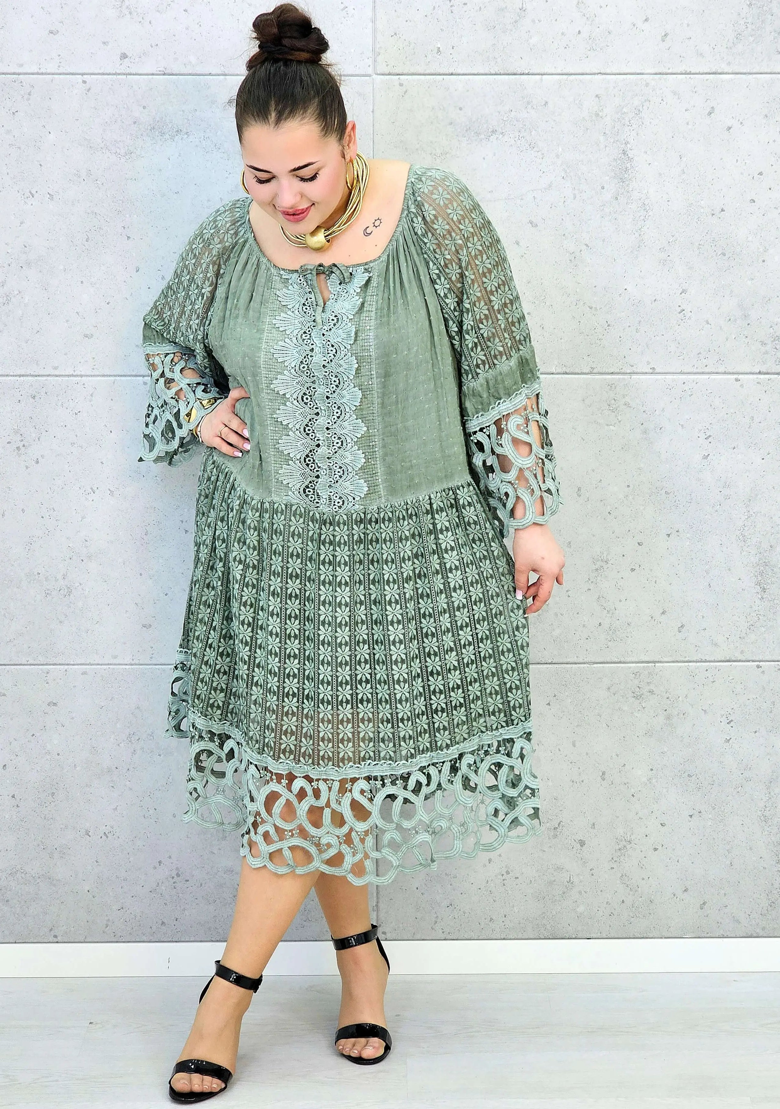 Sukienka plus size – zwiewna sukienka z haftowanymi detalami i ozdobnym rękawem Stylowa XL