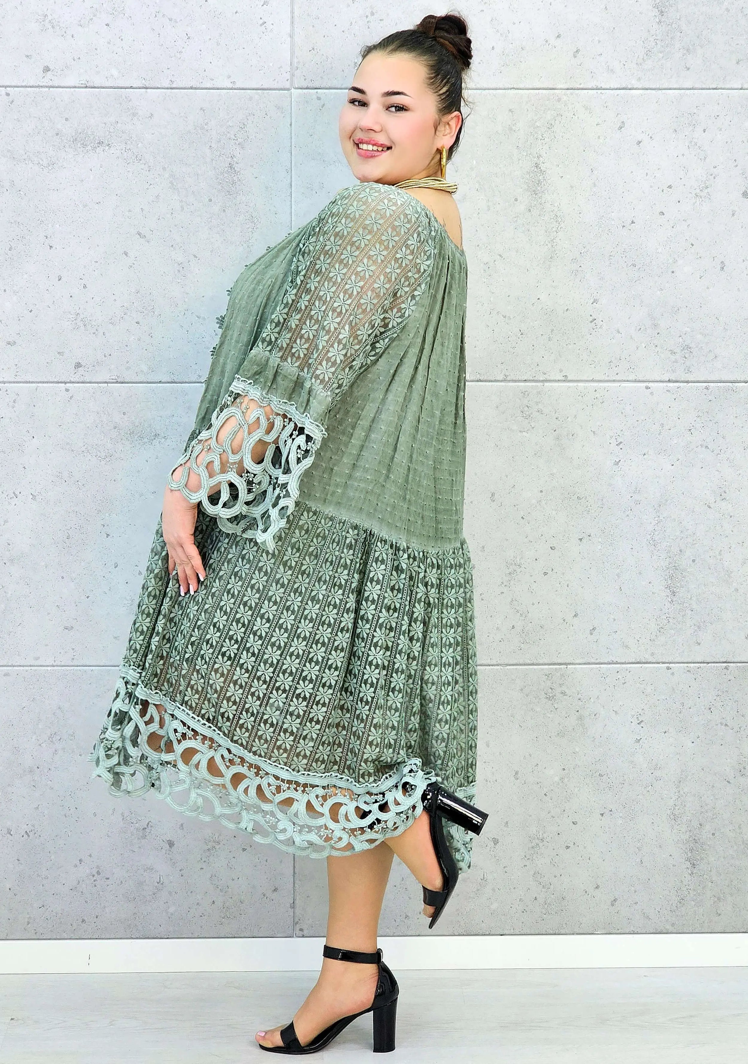 Sukienka plus size – zwiewna sukienka z haftowanymi detalami i ozdobnym rękawem Stylowa XL