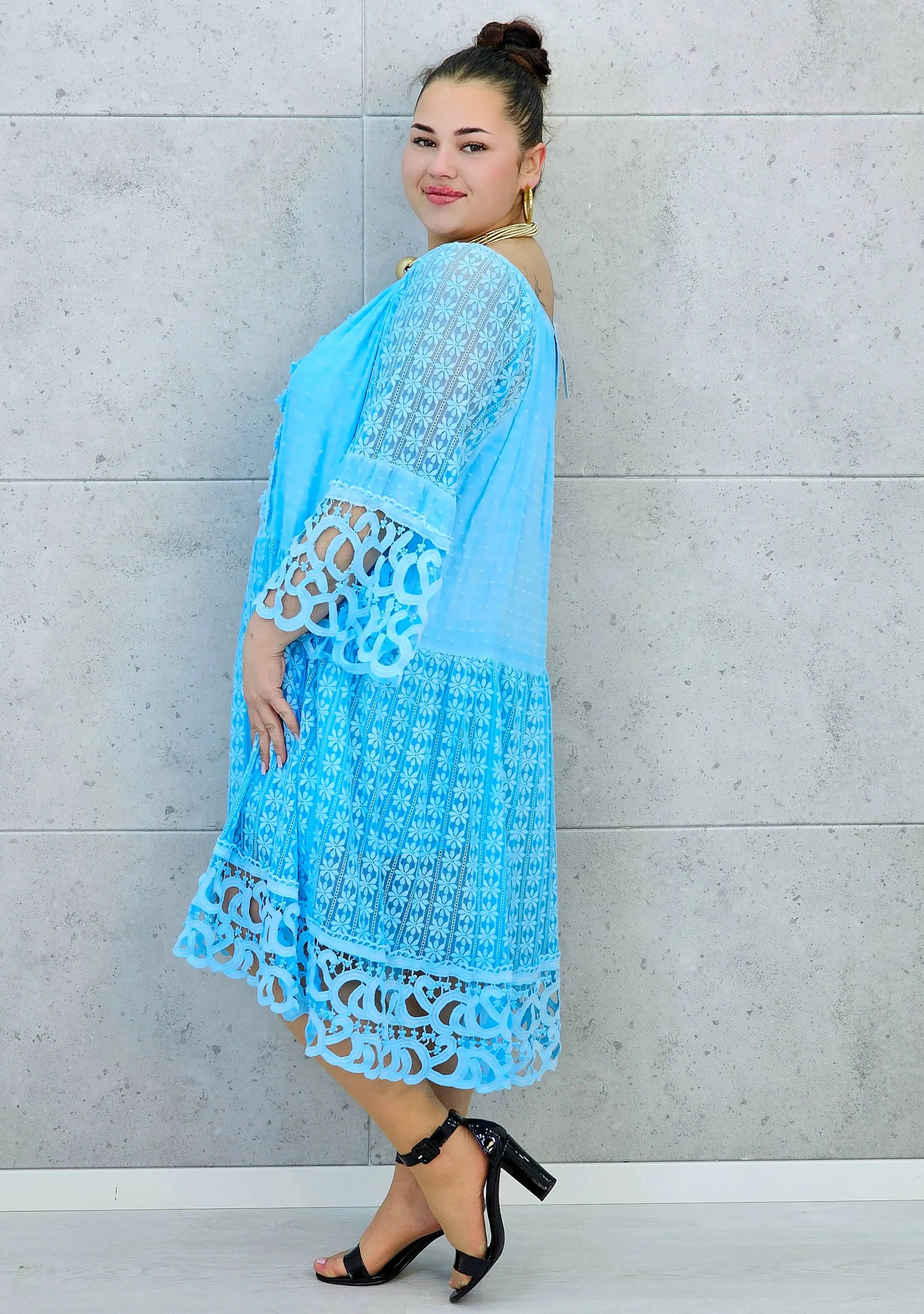 Sukienka plus size – zwiewna sukienka z haftowanymi detalami i ozdobnym rękawem Stylowa XL