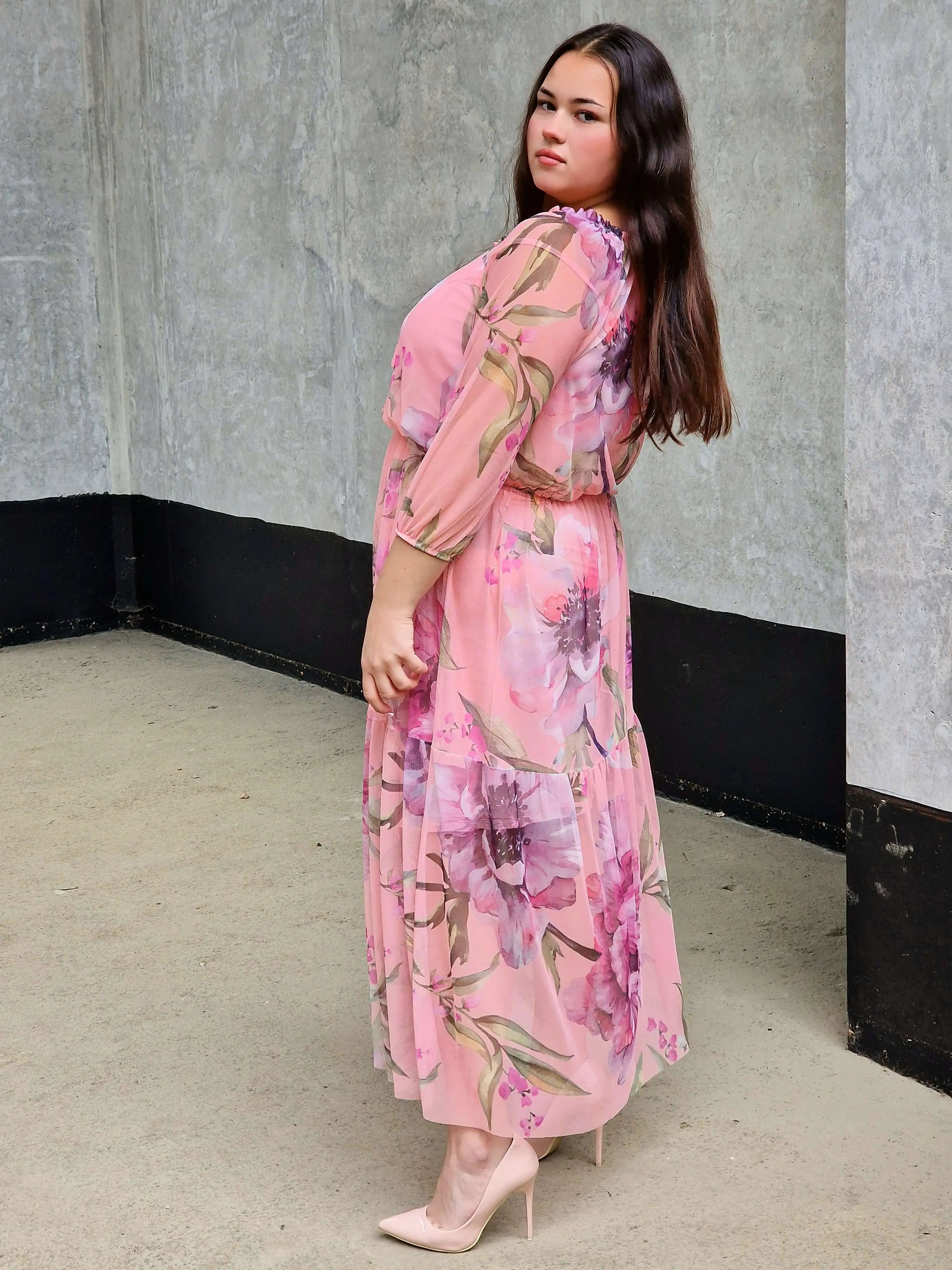 Sukienka plus size – zwiewna, elegancka i wygodna sukienka XXL na każdą okazję Stylowa XL