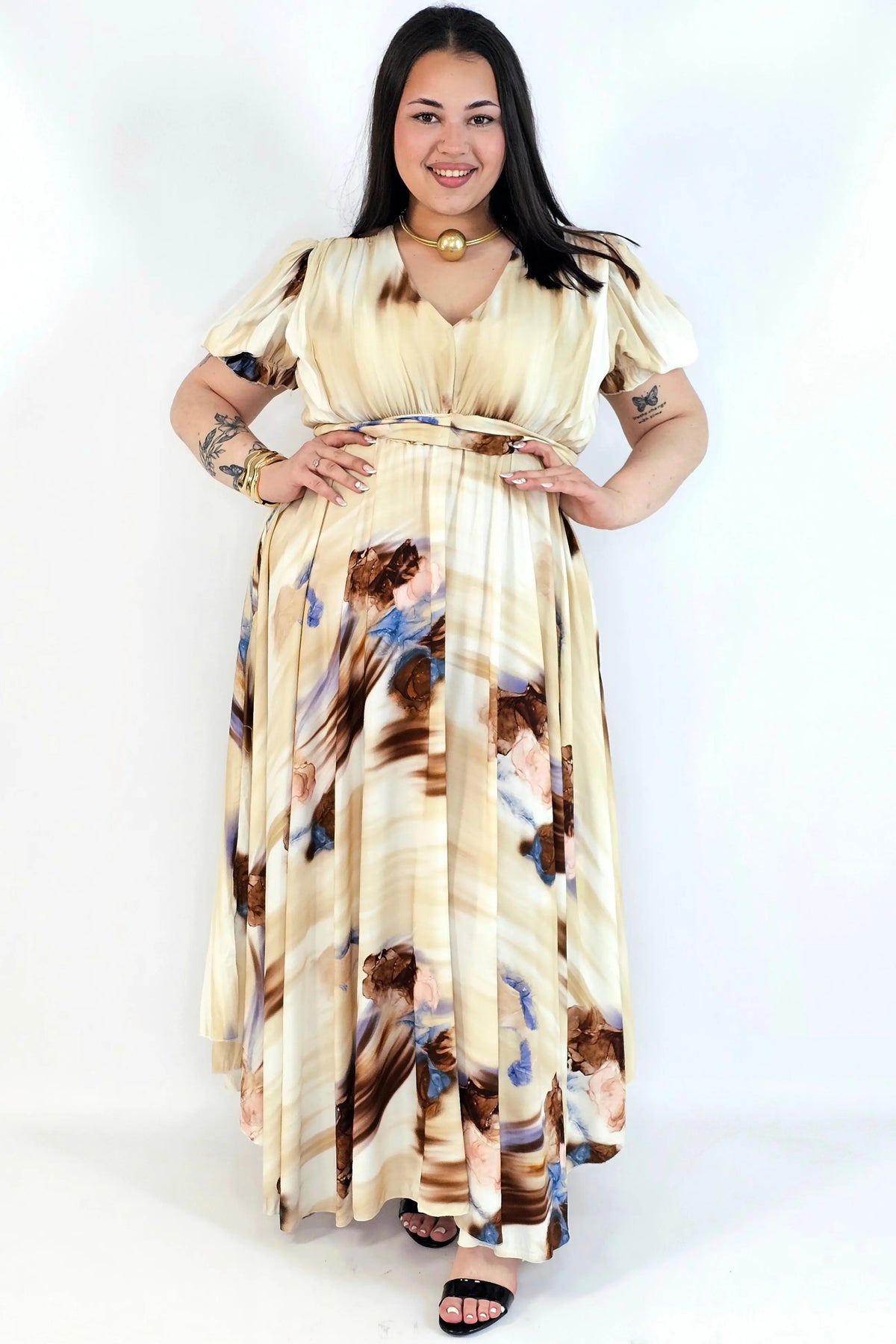 Sukienka plus size artystyczna z kwiatowym akcentem – lekkość i kobiecość w ruchu Stylowa XL