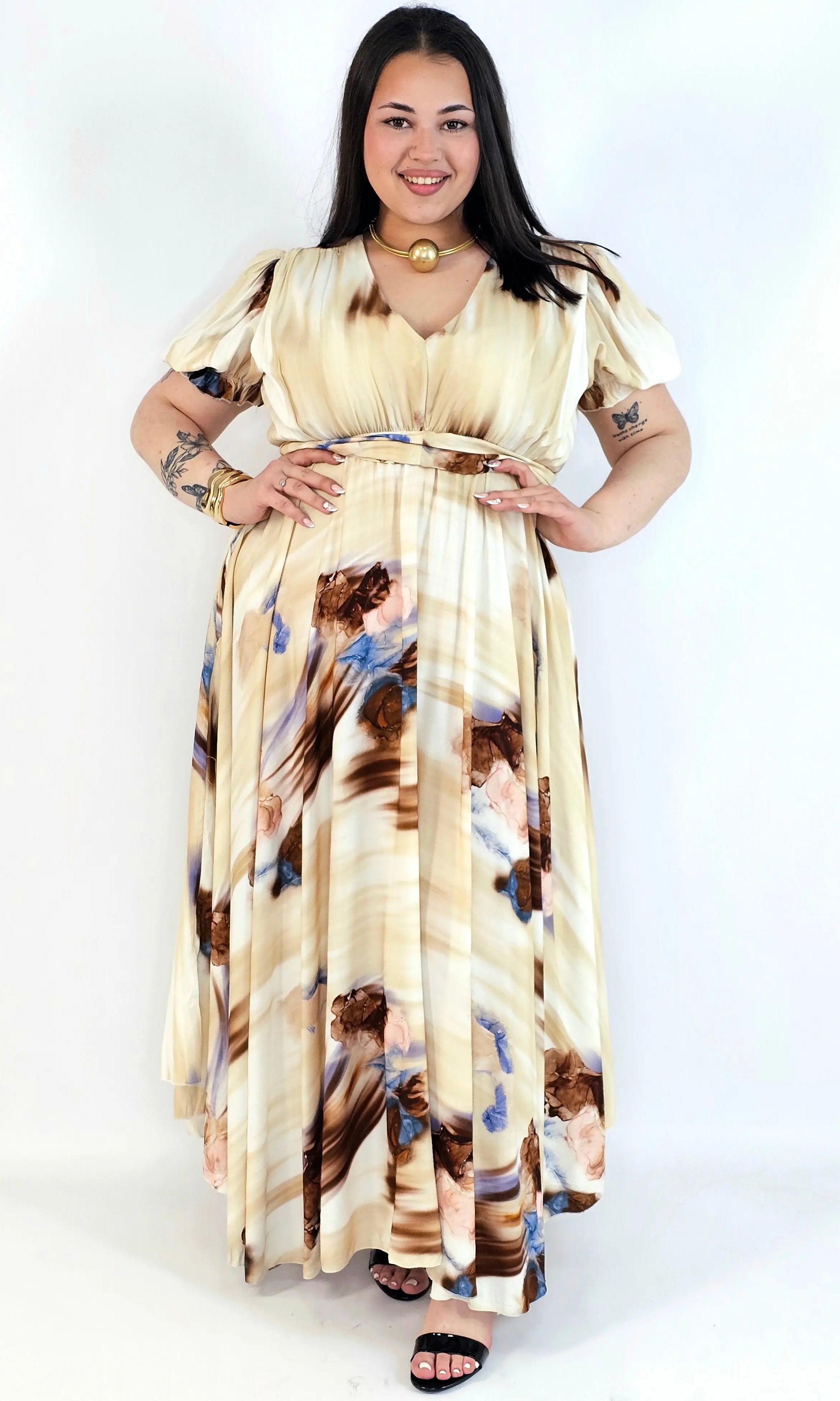 Sukienka plus size artystyczna z kwiatowym akcentem – lekkość i kobiecość w ruchu Stylowa XL